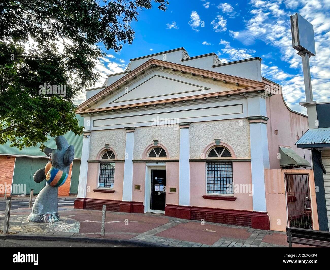Façade de l'ancien bâtiment de la Banque nationale du Queensland, construit en 1919 dans la ville de Childers, région de Bundaberg, Queensland, Australie Banque D'Images