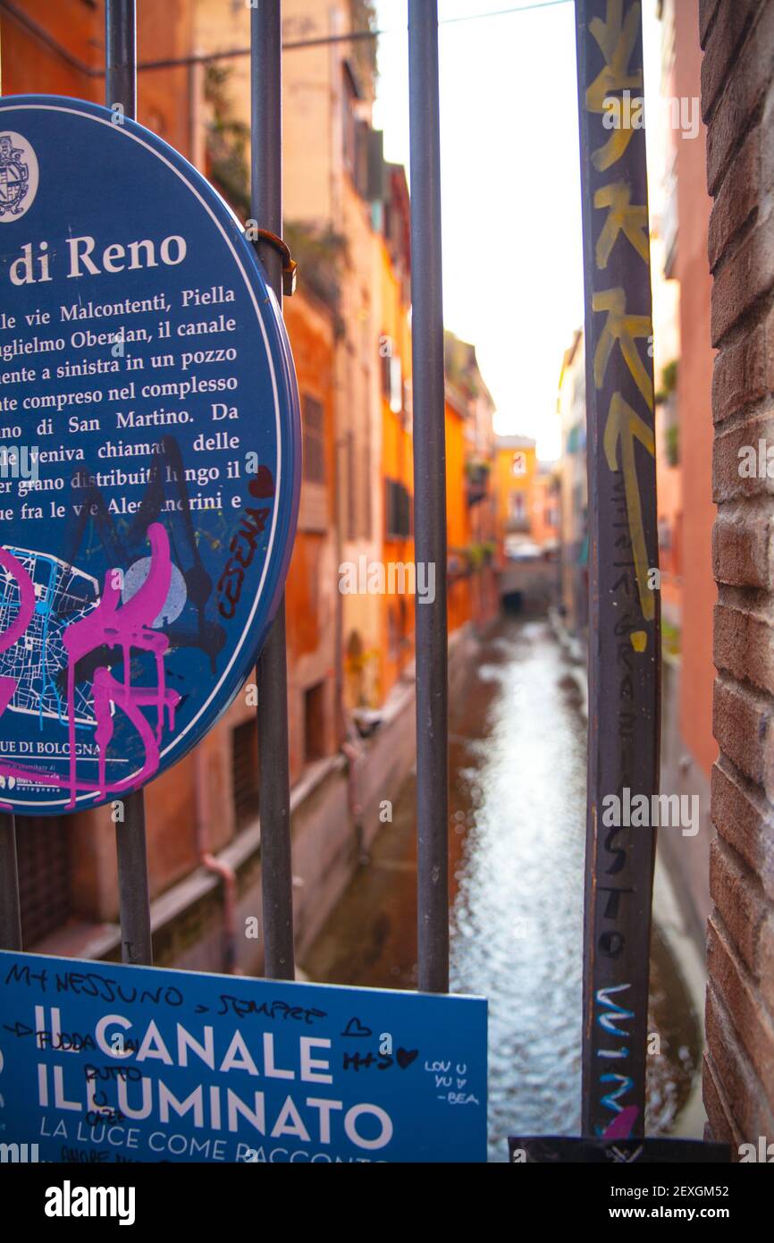 Bologne, Italie. 4 2021 mars : en passant sous la Porta Govese ou Torresotto dei Piella, vous atteignez la célèbre Finestrella sur la Canale delle Moline et le pont sur le canal, tous deux donnant sur. Ce coin de la ville est connu sous le nom de « petite Venise ». En regardant entre les bâtiments, vous pouvez voir l'un des quelques étendues d'eau qui coulent entre le début du XXe siècle et la période d'après-guerre n'était pas couvert d'asphalte. Le canal de Moline est la continuation du canal de Reno. Crédit : Pacific Press Media production Corp./Alay Live News Banque D'Images
