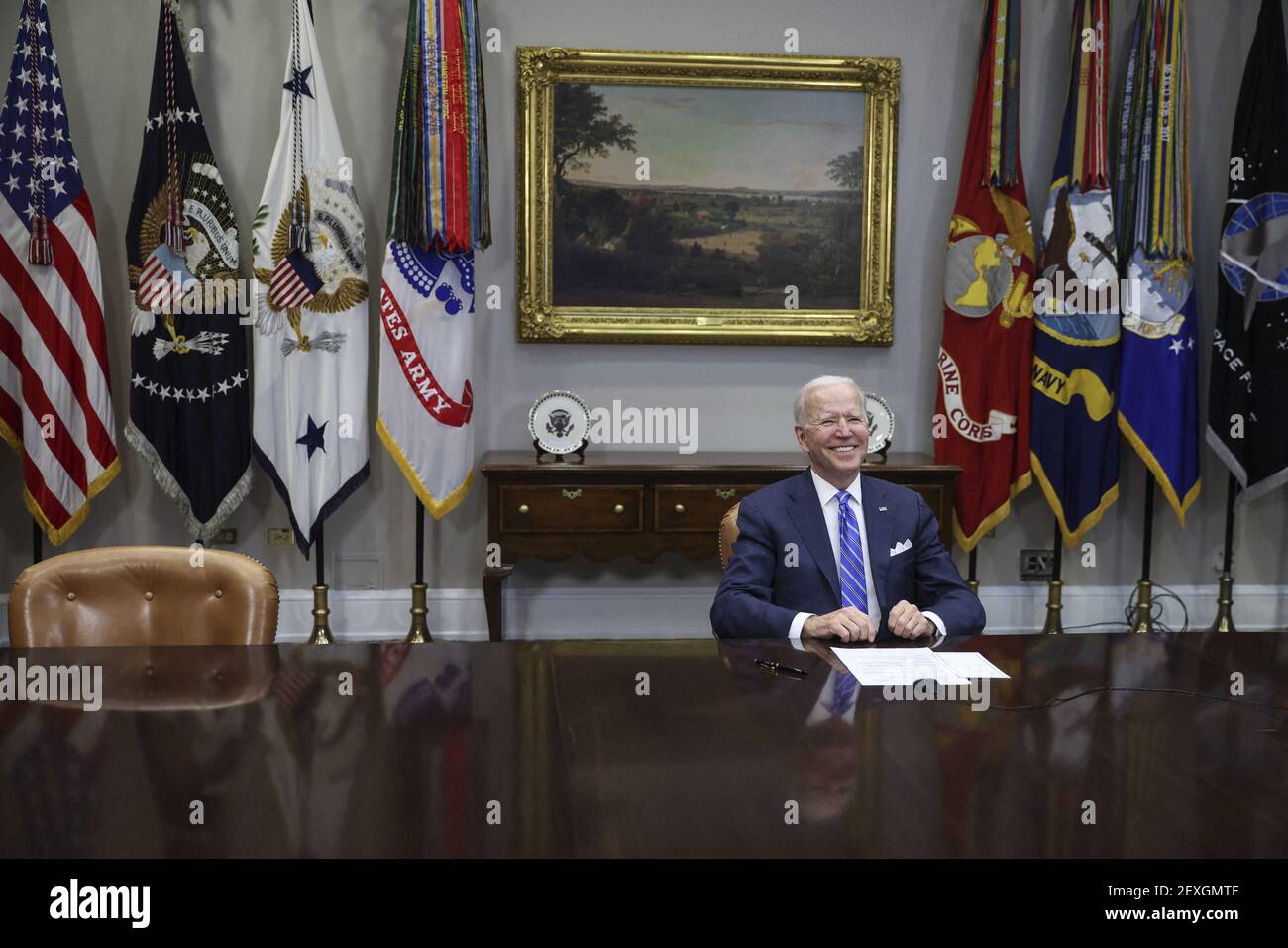 Le président Joe Biden sourit lors d'un appel virtuel pour féliciter l'équipe de persévérance JPL de la NASA pour le succès de l'atterrissage de Mars dans la salle Roosevelt de la Maison Blanche le jeudi 4 mars 2021 à Washington, DC.(photo d'Oliver Contreras pour le New York Times) Banque D'Images
