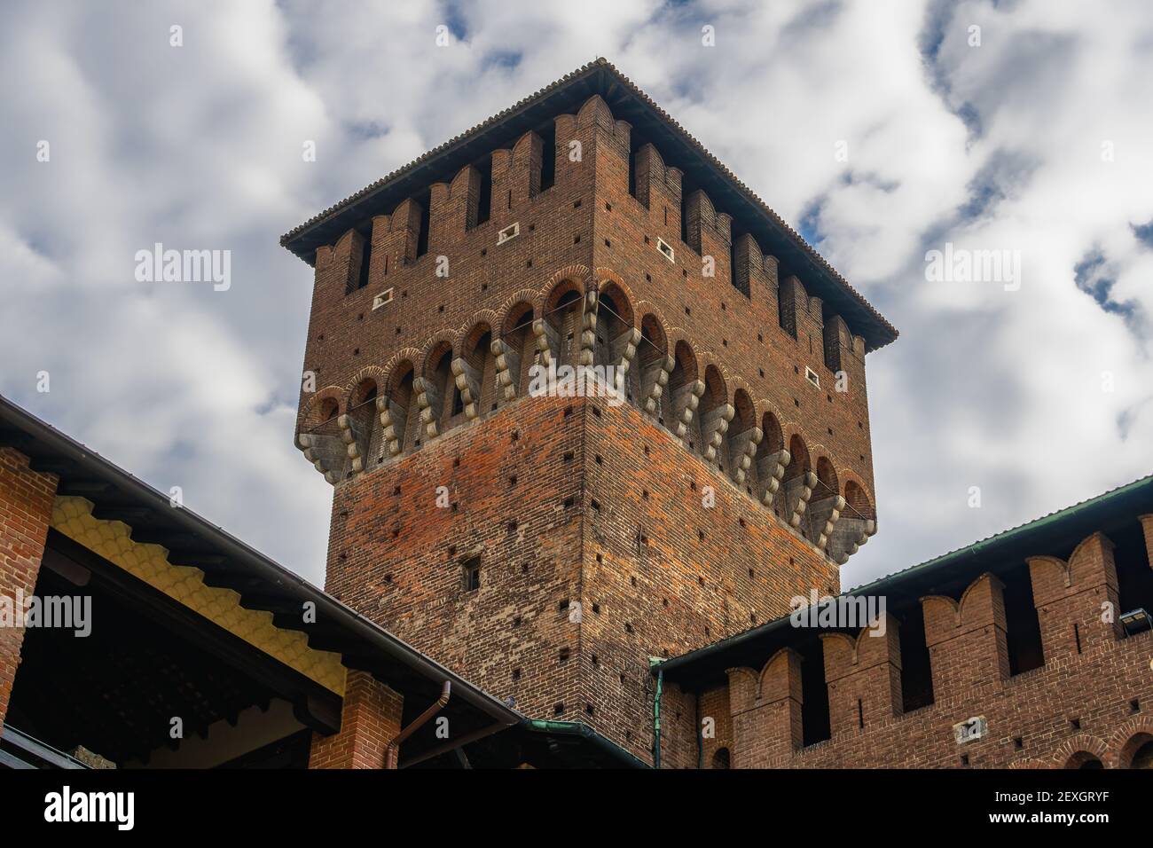 Milan, Italie cour à angle bas vue de jour du château de Sforzesco Moat, Castello Sforzesco forteresse médiévale avec des crénelations contre le ciel de nuages puffy. Banque D'Images