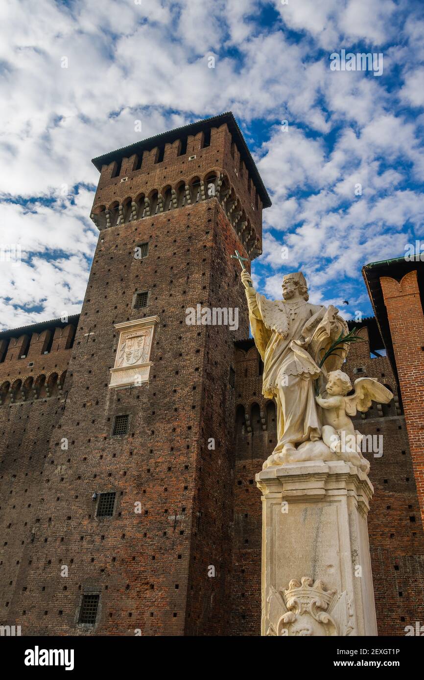 Milan, Italie vue de jour à angle bas de Saint Jean de Nepomuk - San Giovanni Nepomuceno - Saint patron de la statue de Bohême à l'intérieur du château de Sforzesco, Castello Sforzesco forteresse médiévale contre le ciel c Banque D'Images