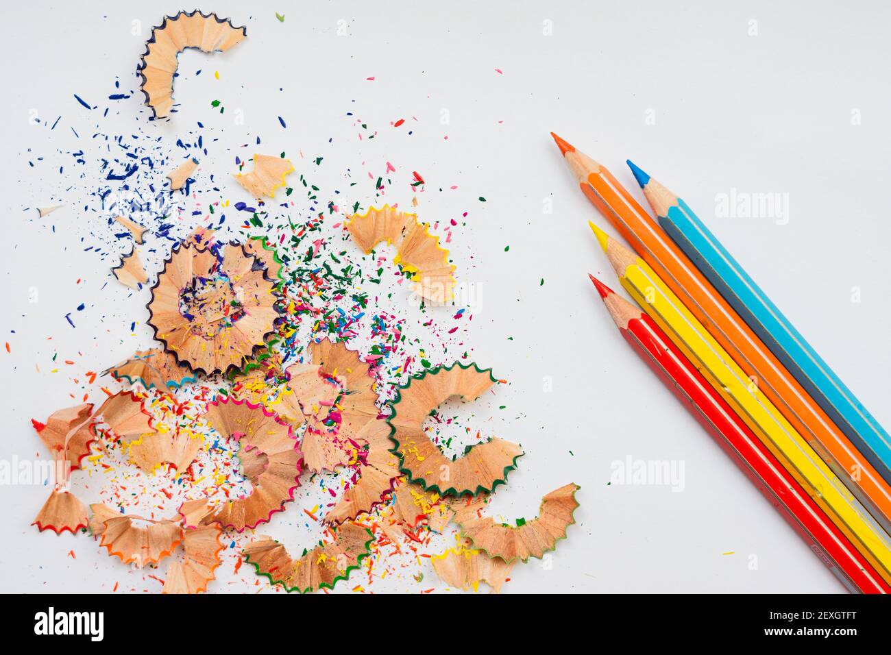 Des copeaux de crayons de couleur et des crayons sur fond blanc Banque D'Images