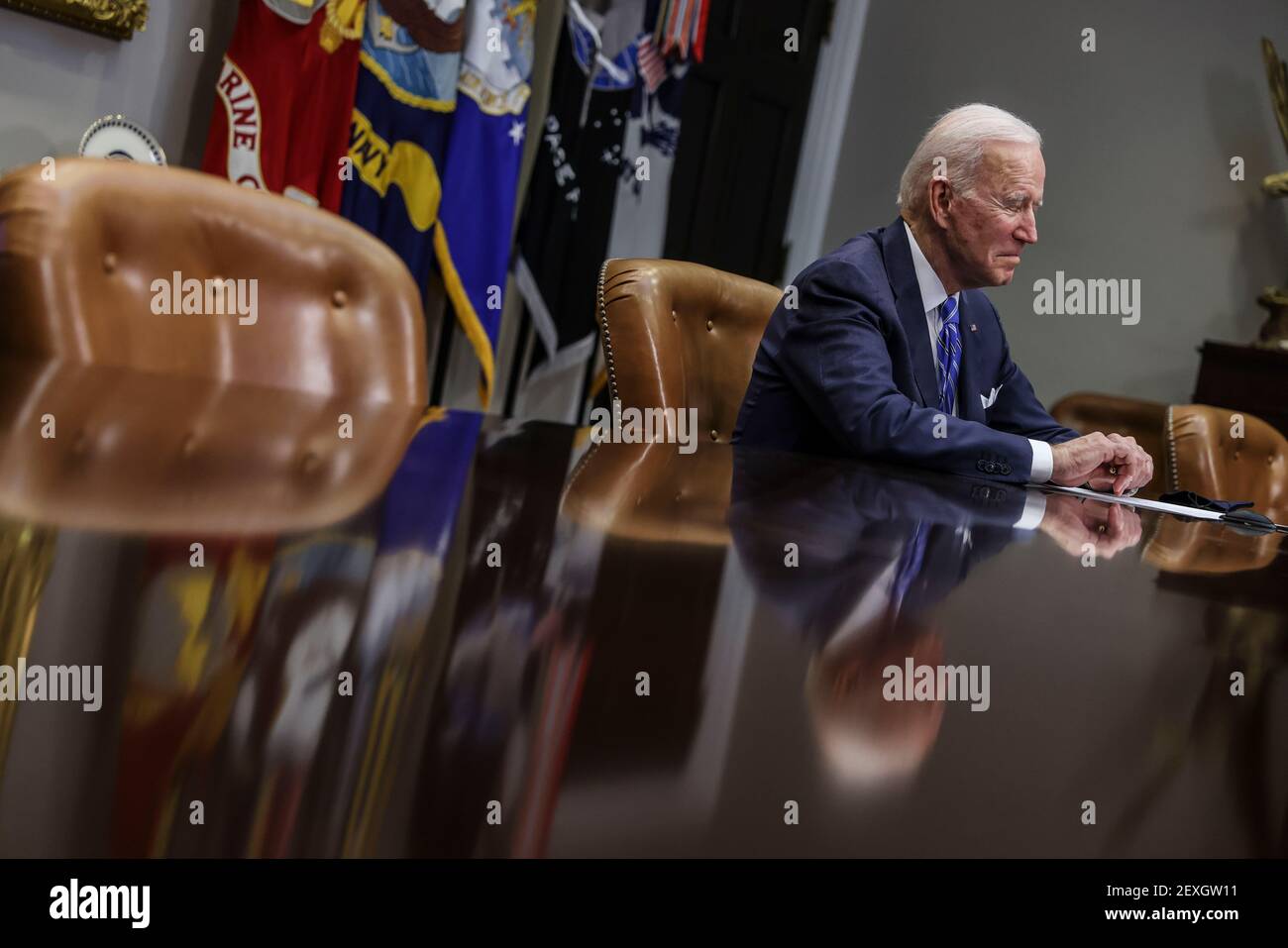 Washington, DC. 4 mars 2021. Le président des États-Unis Joe Biden s'exprime lors d'un appel virtuel pour féliciter l'équipe de persévérance JPL de la NASA pour l'atterrissage réussi du rover sur Mars dans la salle Roosevelt de la Maison Blanche le jeudi 4 mars 2021 à Washington, DC. Le président a déclaré à l'équipe : « nous pouvons atterrir un rover sur Mars, nous pouvons vaincre une pandémie et avec la science, l'espoir et la vision, il n'y a pas une chose accaparante que nous ne pouvons pas faire en tant que pays. »Credit: Oliver Contreras/Pool via CNP | usage Worldwide Credit: dpa/Alay Live News Banque D'Images