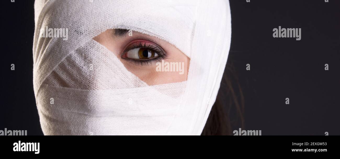 Une femme oculaire lésion de la tête bandée Banque D'Images
