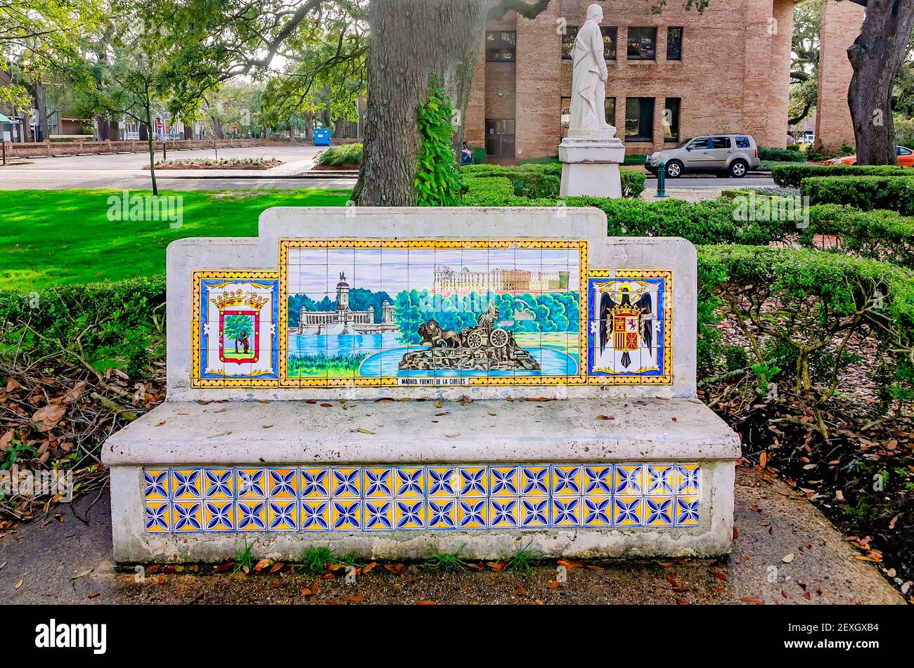 Un banc en mosaïque de carreaux se dresse devant la fontaine de Spanish Plaza, le 27 février 2021, à Mobile, Alabama. Mobile a été dirigé par l'Espagne de 1780 à 1813. Banque D'Images