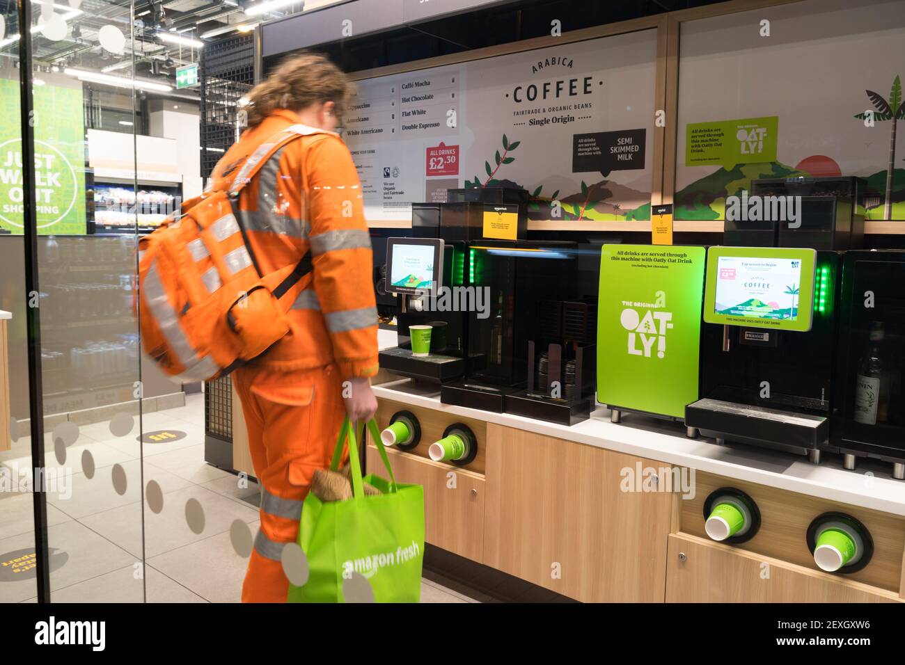 un homme tenant un sac de shopping amazon fresh se tient près La machine à  café prépare son café dans le magasin Amazon Fresh À Londres, Royaume-Uni  Photo Stock - Alamy