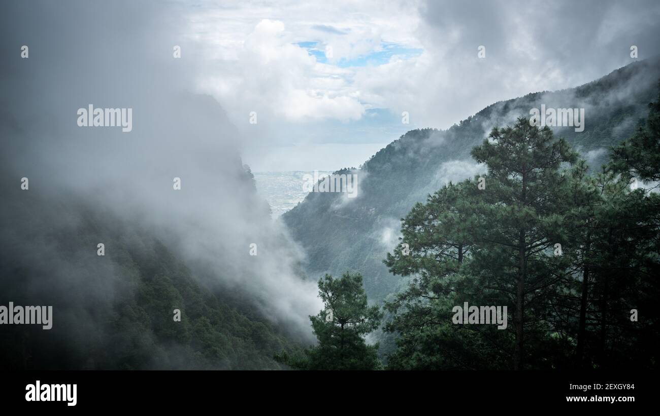 Vue depuis la montagne de Cangshan avec une nature verte et le lac Erhai Dans la distance entre les nuages dans Dali Yunnan Chine Banque D'Images