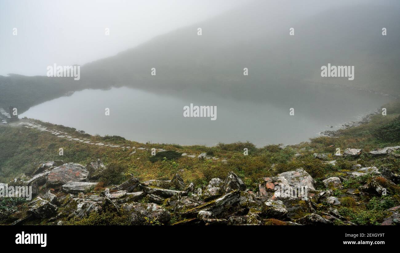 Ximatan vue sur un lac alpin à 3920m de haut sur Cangshan montagne au milieu des nuages par temps pluvieux et houleux Dans Dali Yunnan Chine Banque D'Images