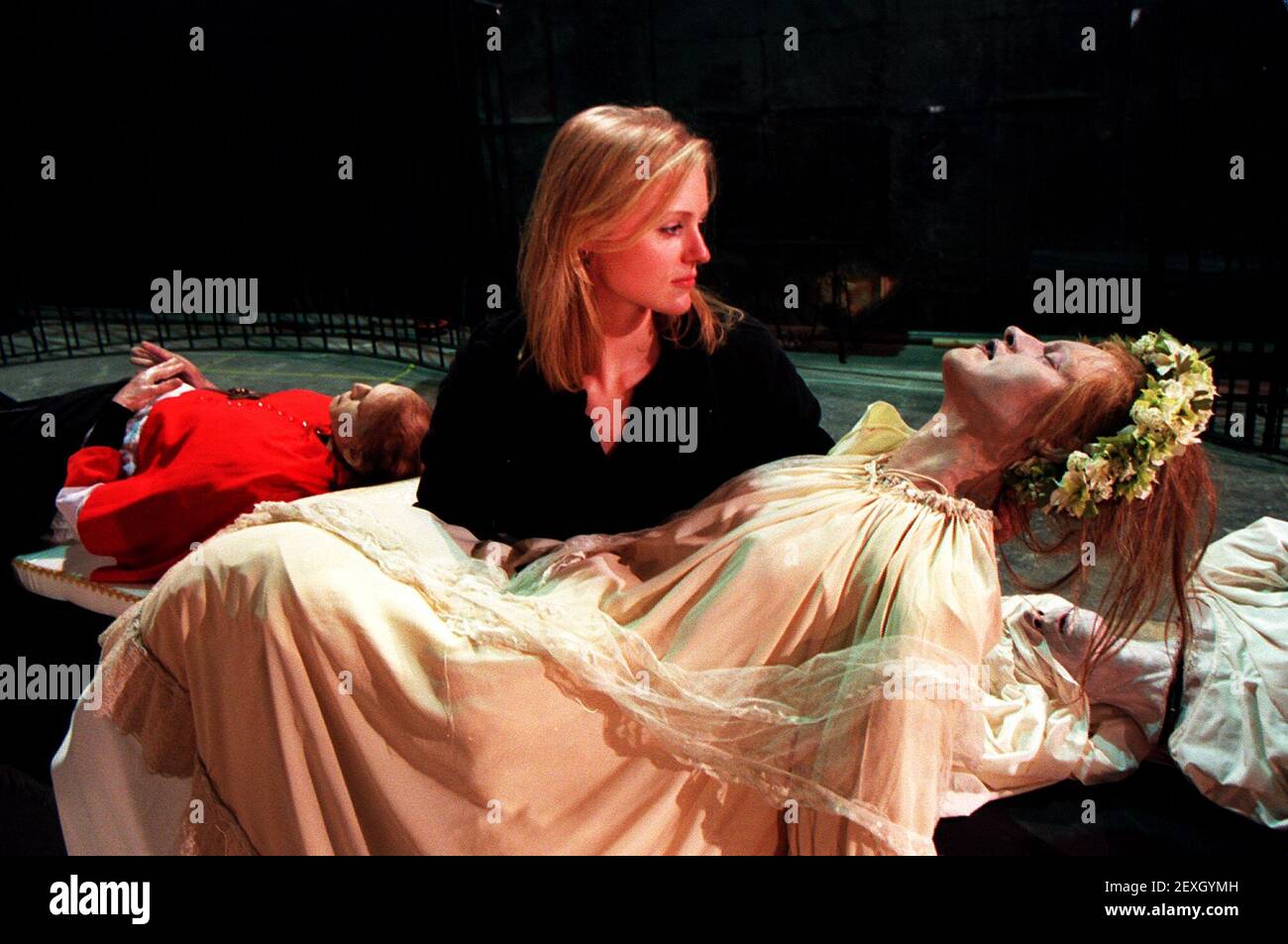 Tosca modèles février 1999A designer met en place les mannequins de cire de porter Costumes de l'opéra Tosca Banque D'Images