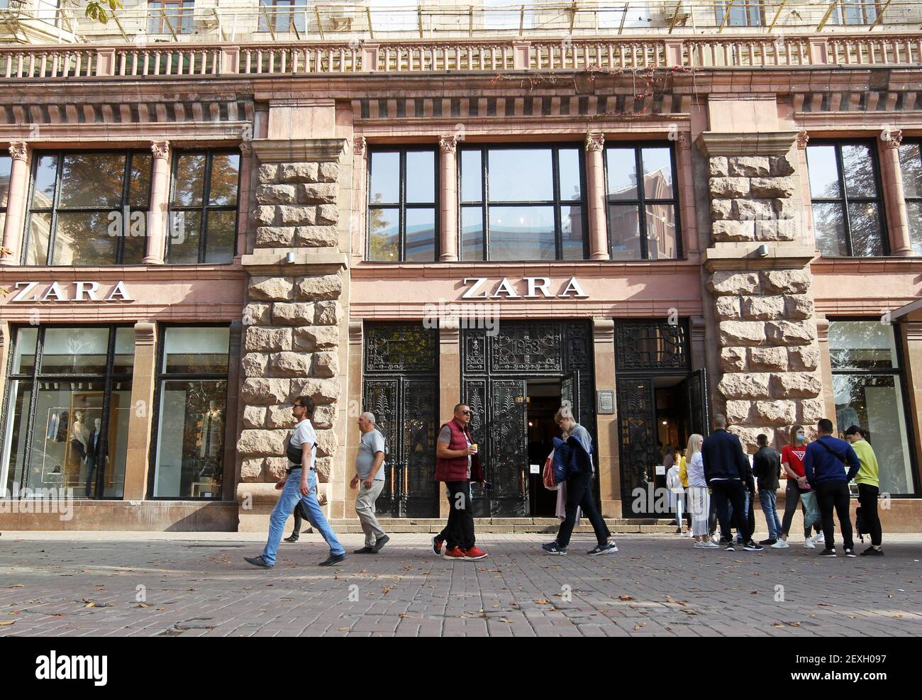 Zara logo voir à l'extérieur de son magasin d'entreprise dans le  centre-ville Photo Stock - Alamy