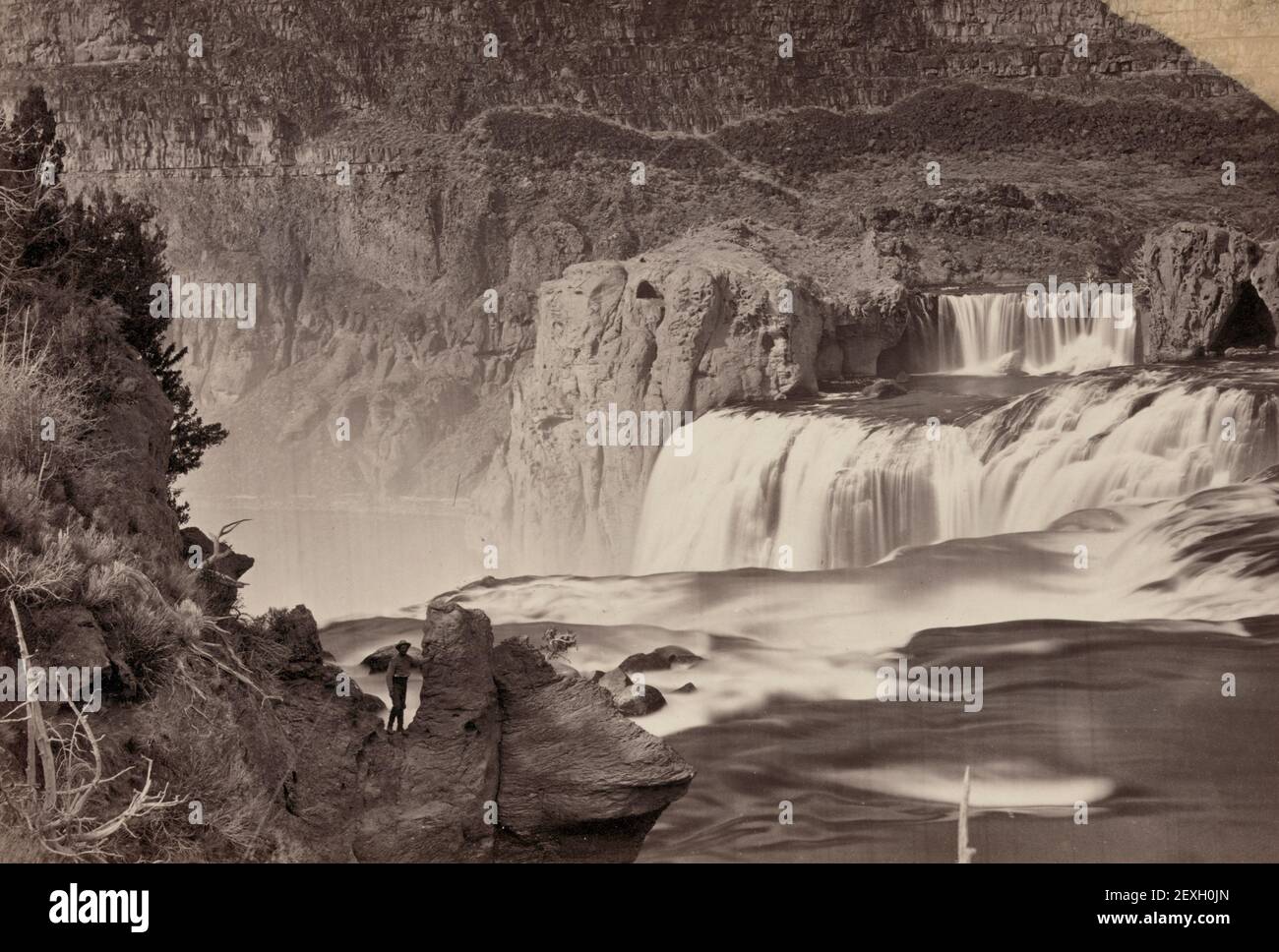 Shoshone Falls, Snake River, Idaho. Vue en milieu de journée, murs adjacents d'environ 1000 pieds de hauteur - Photographie montrant les formations rocheuses près de la cascade - Timothy O'Sullivan, 1874 Banque D'Images