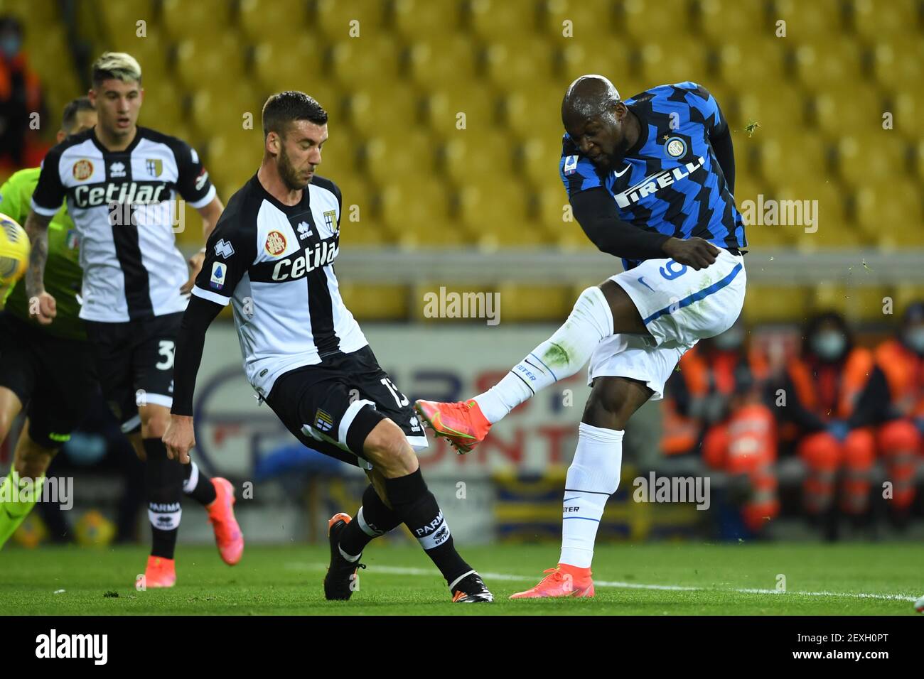 Romelu Lukaku (Inter)Mattia Bani (Parme) pendant le match italien 'érié UN match entre Parme 1-2 Inter au stade Ennio Tardini le 04 mars 2021 à Parme, Italie. Credit: Maurizio Borsari/AFLO/Alay Live News Banque D'Images