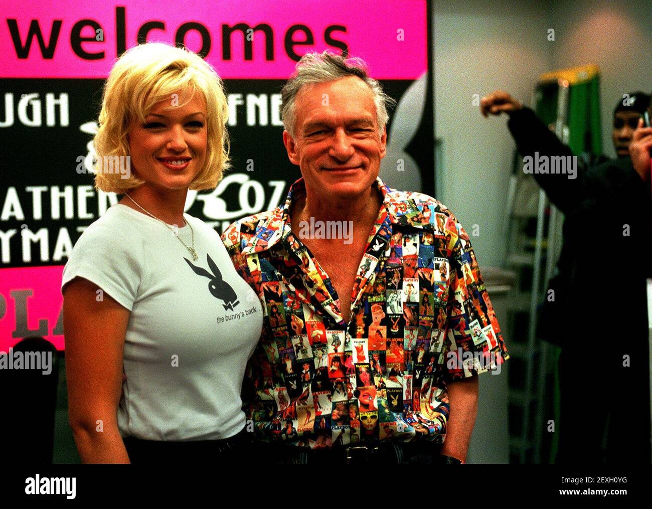 Hugh Hefner et Heather Kozar, 1999 Playmate de l'année, à une signature à Tower Records à Londres Banque D'Images