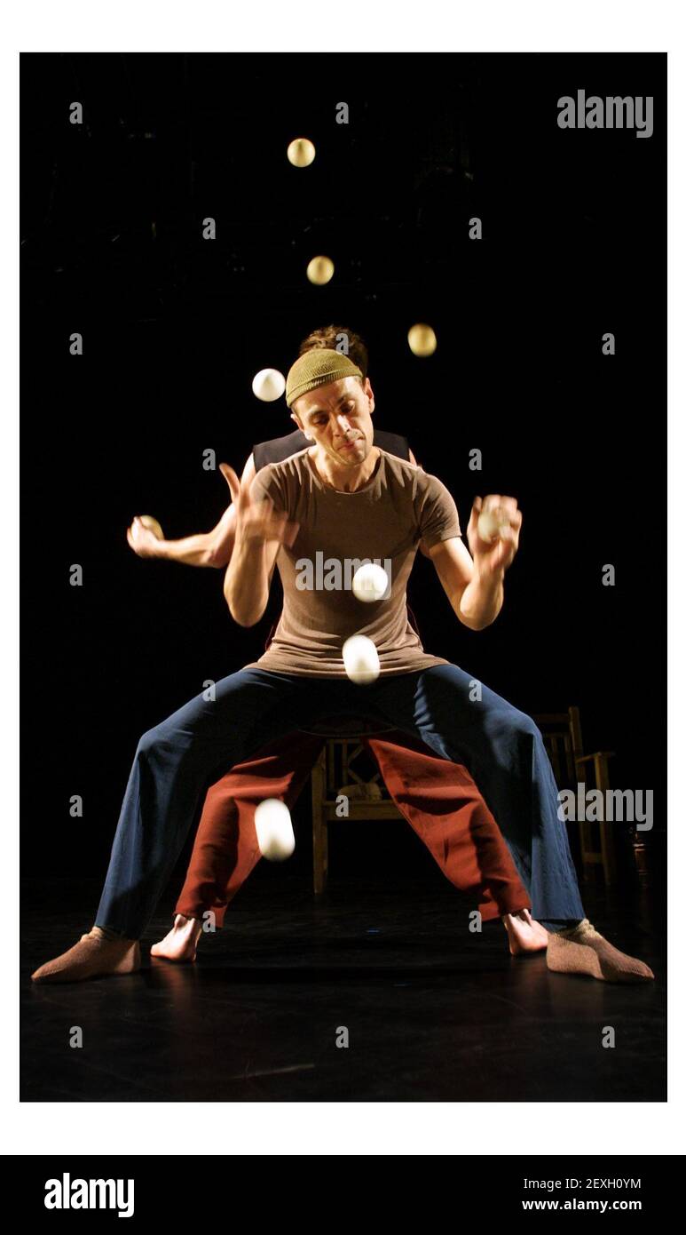 Les mains de jonglage jouées par Jerome Thomas (haut marron) et Martin Schweitzke au Barbican du 13 au 15 janvier 2003. Fait partie du London International MIME Festivalpic David Sandison 13/1/2003 Banque D'Images