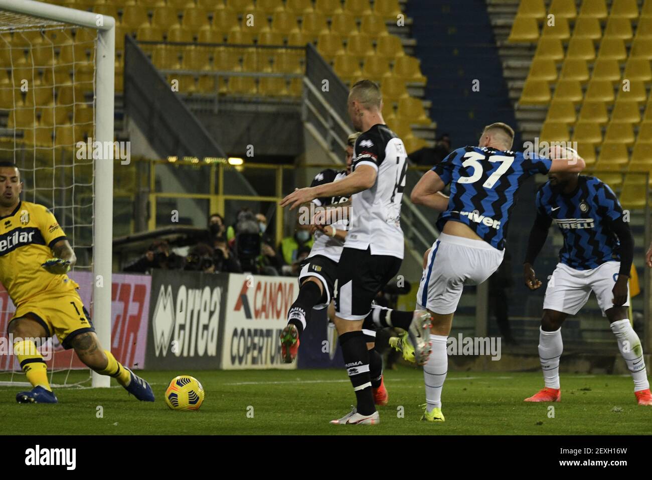 Luigi Sepe (Parme)Milan Skriniar (Inter)Jasmin Kurtic (Parme) pendant le 'erié italien UN match entre Parme 1-2 Inter au stade Ennio Tardini le 04 mars 2021 à Parme, Italie. Credit: Maurizio Borsari/AFLO/Alay Live News Banque D'Images