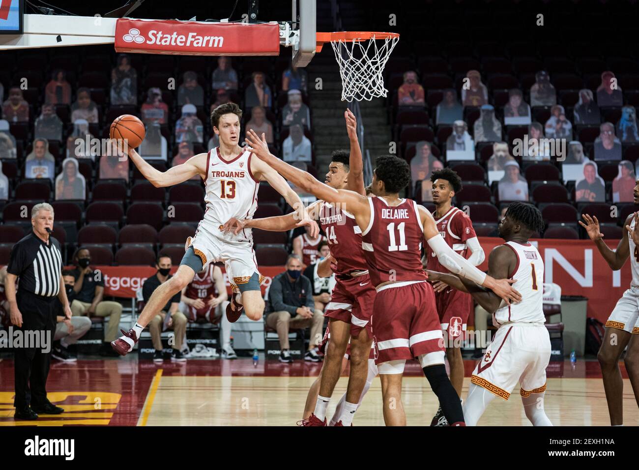Le gardien des chevaux de Troie de la Californie du Sud Drew Peterson (13) tente une passe lors d'un match de basket-ball masculin de la NCAA contre le Cardinal de Stanford, mercredi, Ma Banque D'Images