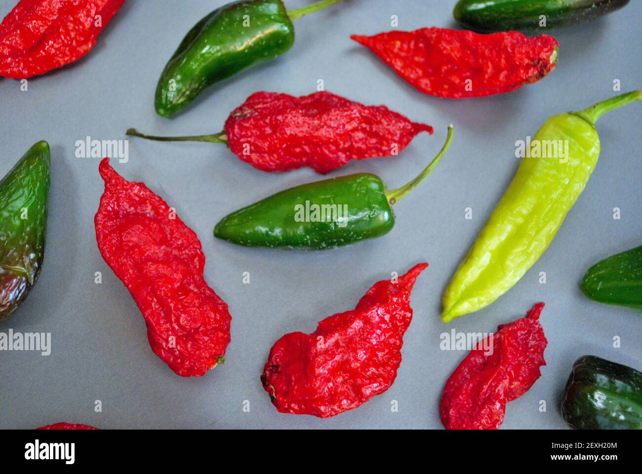 Habanero de jalapeno frais et poivre de banane sur fond argenté Banque D'Images