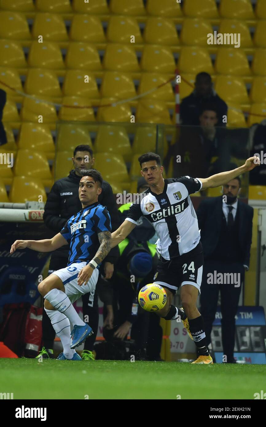 Yordan Osorio (Parme)Lautaro Martinez (Inter) pendant l'italien 'erie UN match entre Parme 1-2 Inter au stade Ennio Tardini le 04 mars 2021 à Parme, Italie. Credit: Maurizio Borsari/AFLO/Alay Live News Banque D'Images