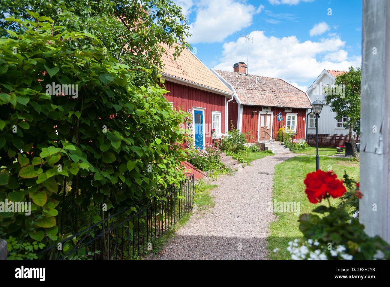 Maisons typiques en bois rouge dans la petite coa suédoise Banque D'Images