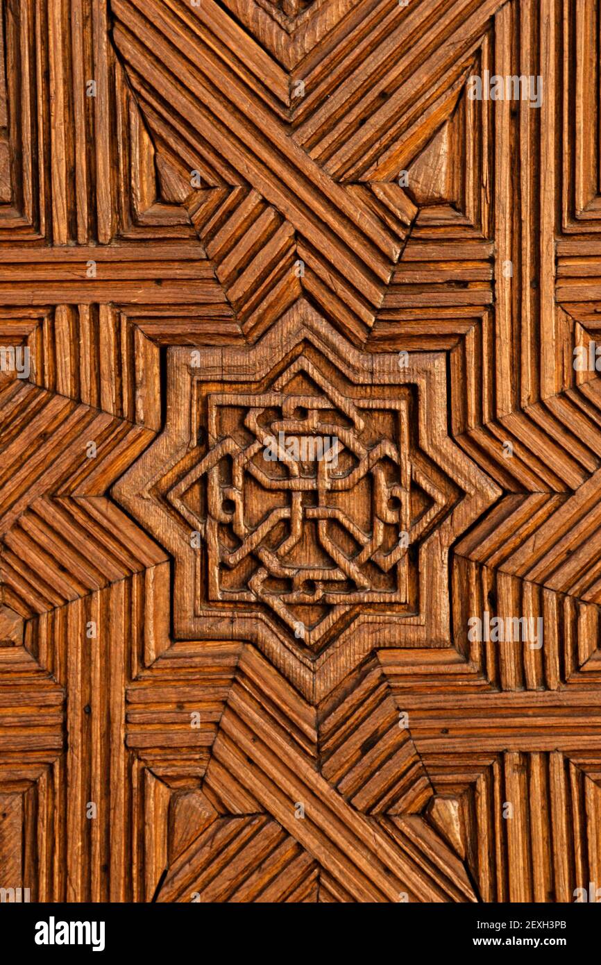 Un cliché vertical d'un motif géométrique sculpté sur un surface en bois avec un octogonal au milieu Banque D'Images