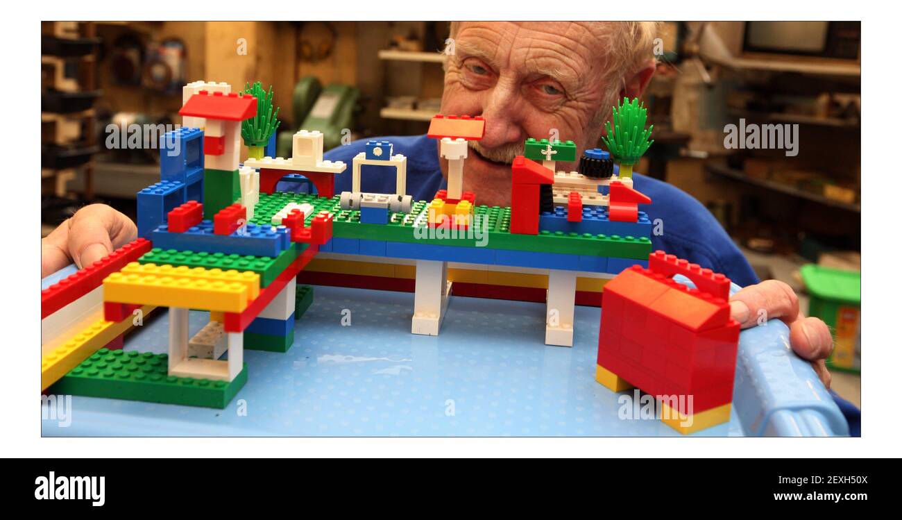 Trevor Ballus OBE à la maison dans le sud-ouest de Londres, avec son modèle  LEGO de son atelier. pic David Sandison 18/1/2008 Photo Stock - Alamy