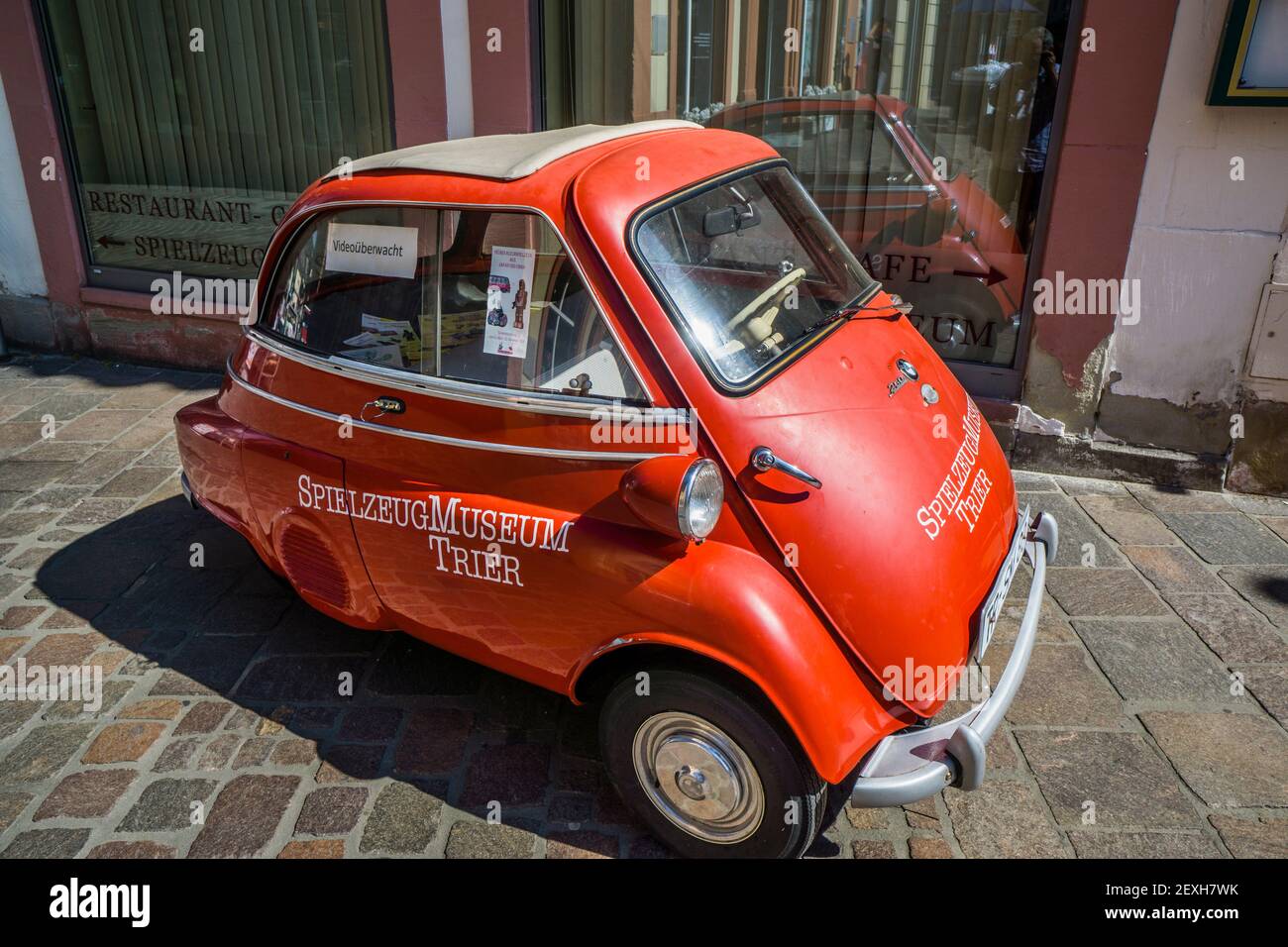 1950ème BMW Isetta Microcar à la place du marché de Trèves, Rhénanie-Palatinat, Allemagne Banque D'Images