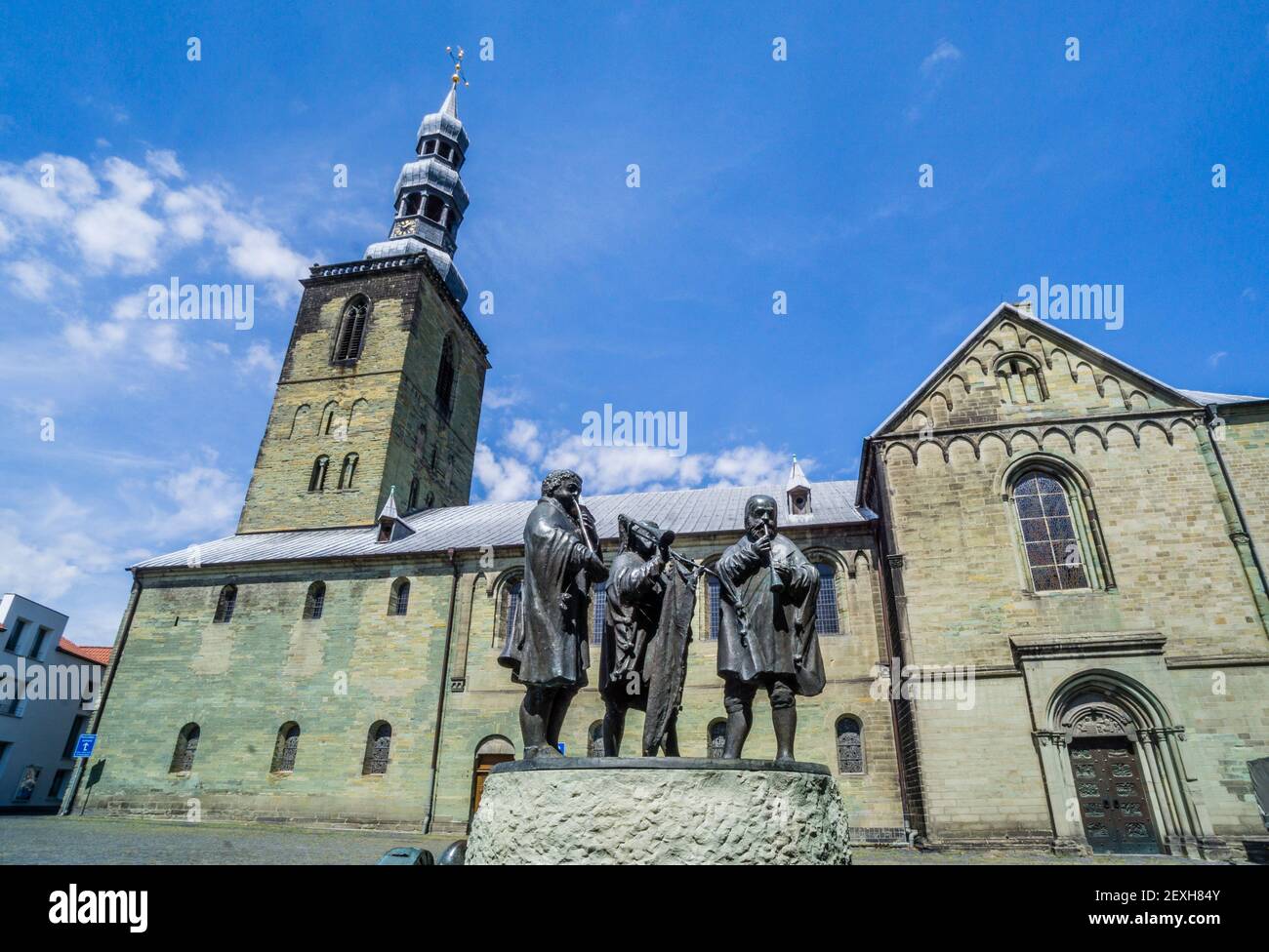 Fontaine Aldégraver avec groupe de sculptures de deux flûtistes et un tromboniste à l'église Saint-Pierre dans l'ancienne ville westphalienne de Soest, Rhin-Nord- Banque D'Images