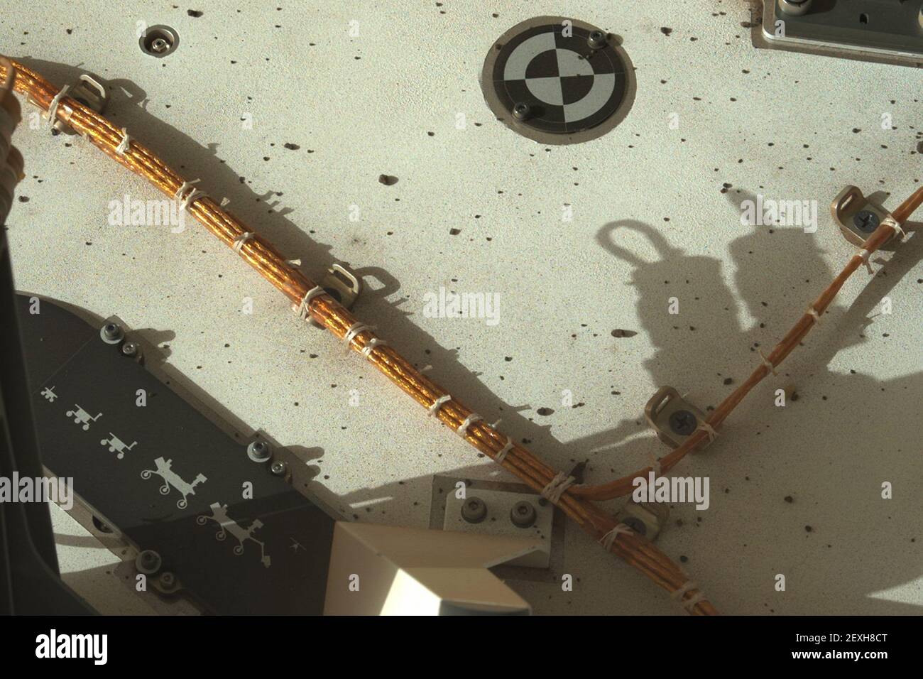 4 mars 2021 : Mars de la NASA, le rover persévérance a acquis cette image en utilisant sa caméra Mastcam-Z droite. Mastcam-Z est une paire de caméras situées en hauteur sur le mât du rover. Cette image a été acquise le 24 février 2021 (sol 3), à l'heure solaire moyenne locale de 16:22:38. Les rovers sont alignés dans le même ordre qu'ils ont débarqué sur la planète Rouge : le Sojourner rover (1997), le Twin Mars exploration Rovers Spirit and Opportunity (2004), le rover de curiosité (2012), et la persévérance. Crédit : UPI/Alay Live News Banque D'Images