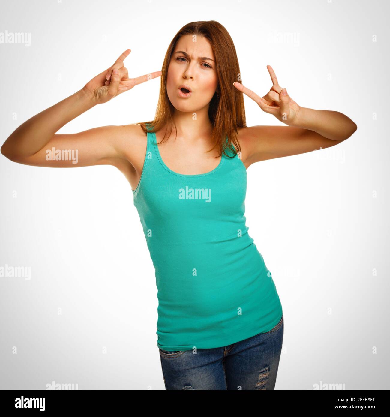 Femme fille montre signe diable rock métal dans les jeans Banque D'Images