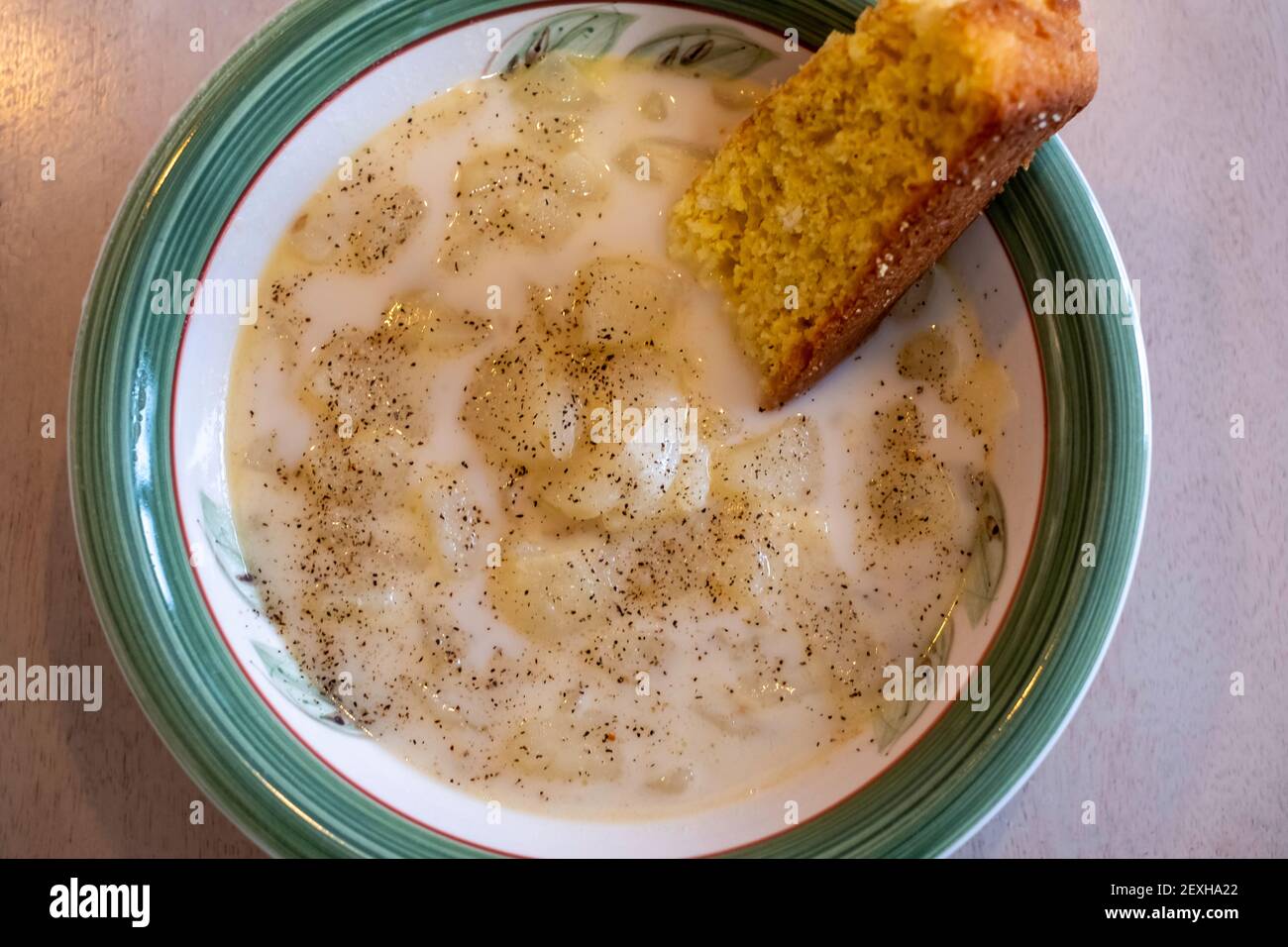 Bol de soupe de pommes de terre maison avec pain de maïs. Banque D'Images