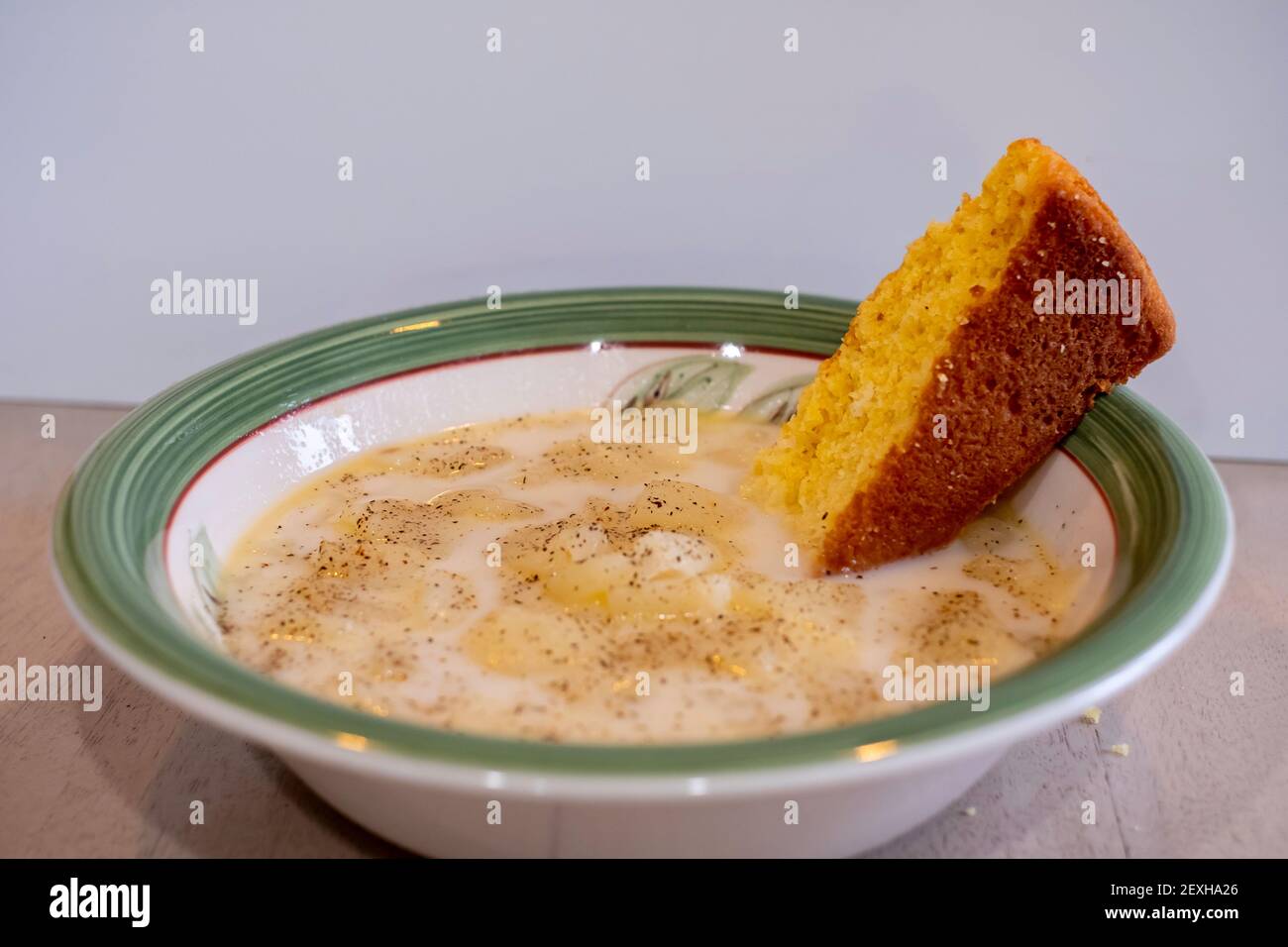 Bol de soupe de pommes de terre maison avec pain de maïs. Banque D'Images
