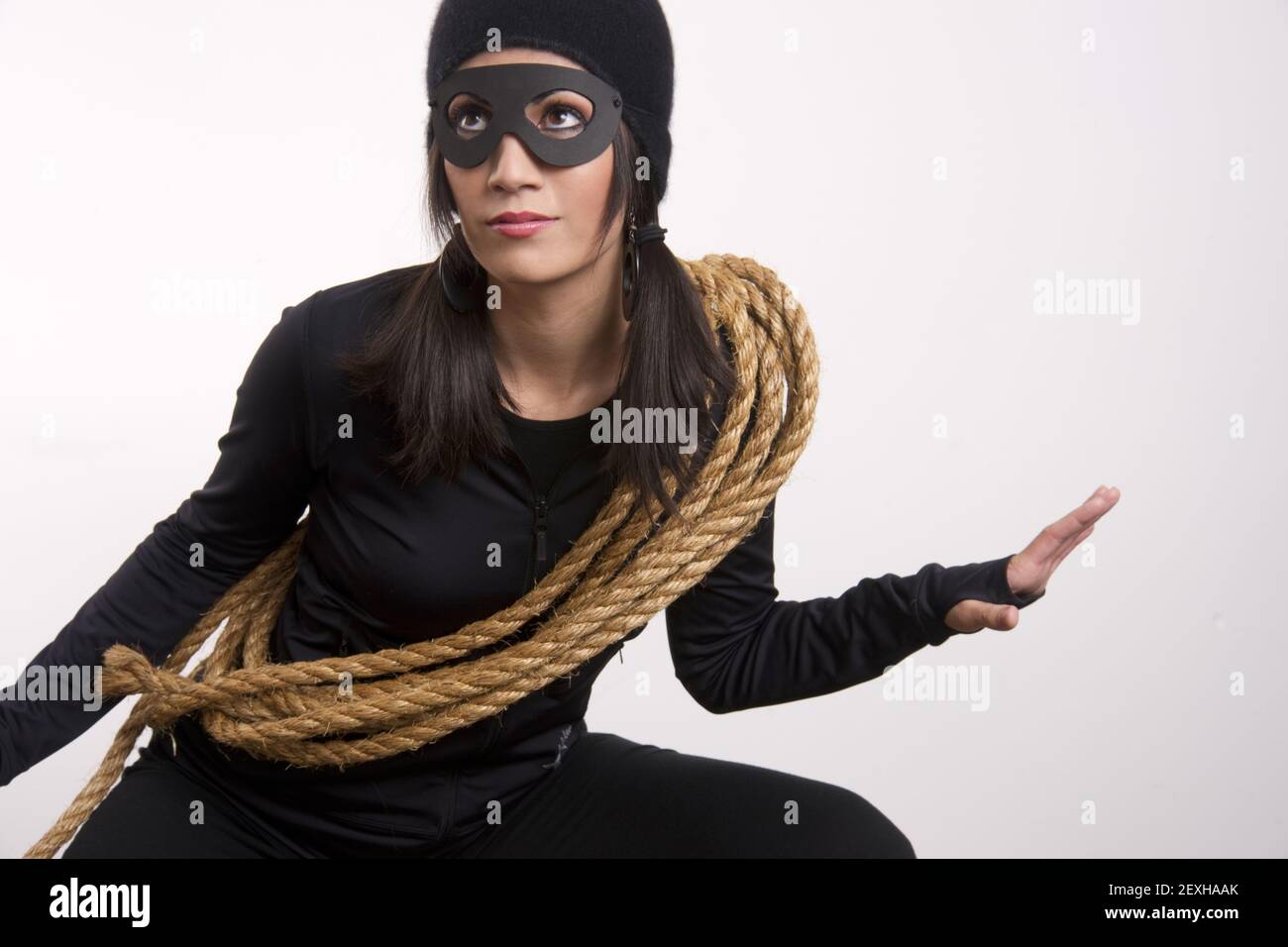 Une femme masquée qui se moque de regarder suspect theif Costume Halloween Banque D'Images