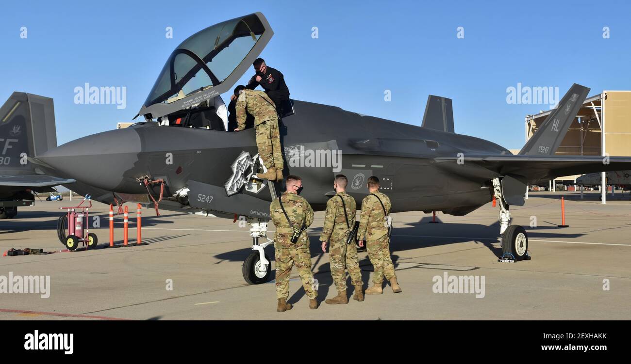 Les responsables de la Force aérienne travaillent sur un F-35 joint Strike Fighter (Lightning II) Banque D'Images