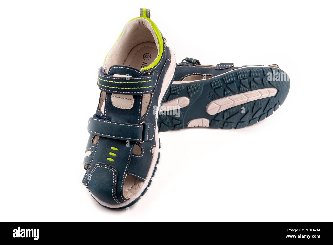 une paire de sandales bleu-vert pour enfants avec attaches velcro. Banque D'Images