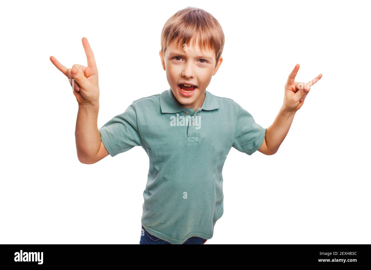 Un garçon adolescent montre des mains gestuelles métal diable de roche isolé sur wh Banque D'Images