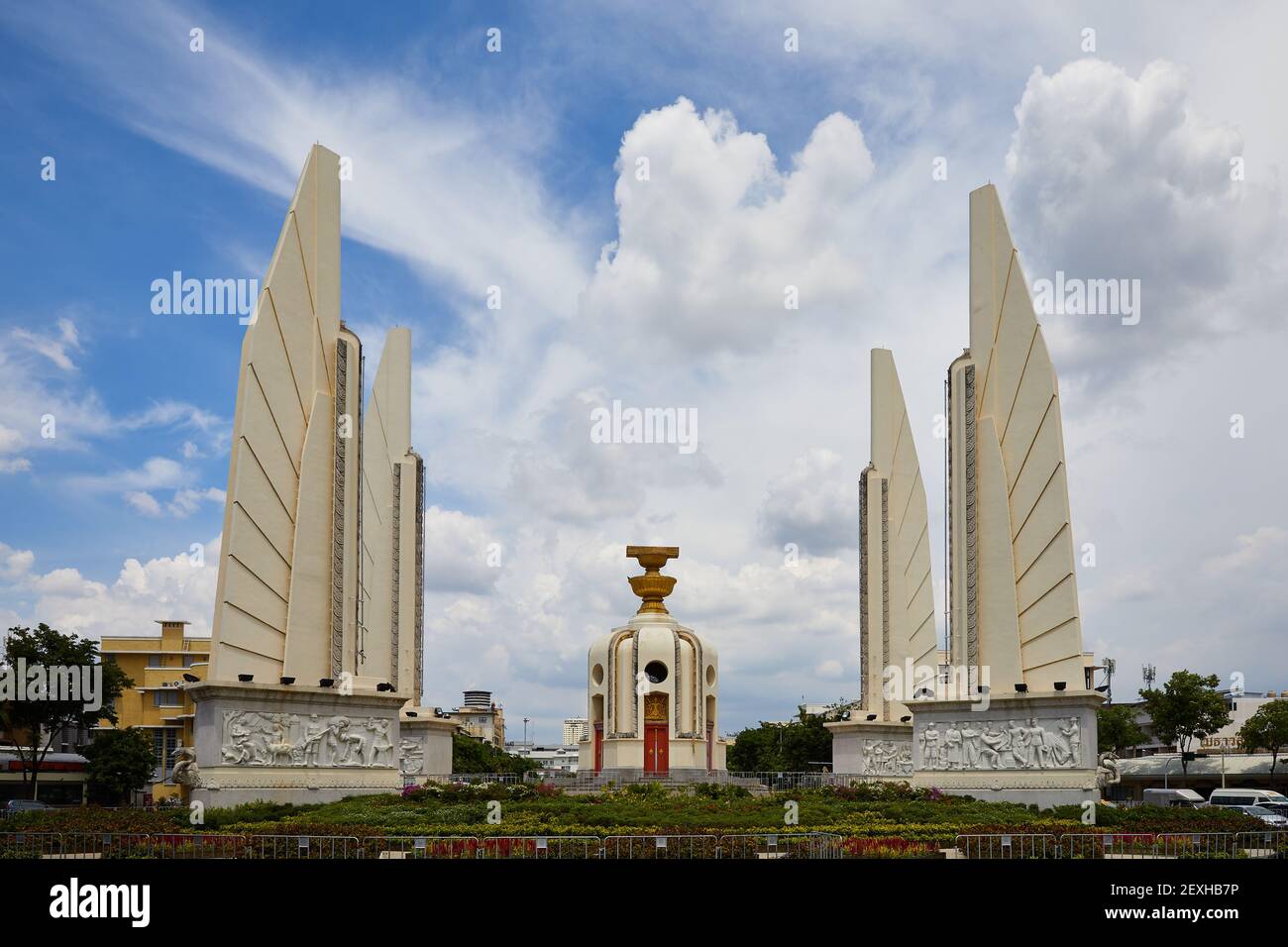 Monument de la démocratie, avenue Ratchadamnoen, Bangkok, Thaïlande. Commandé en 1939 pour commémorer la révolution de 1932 qui a conduit à l'établissement d'un c Banque D'Images