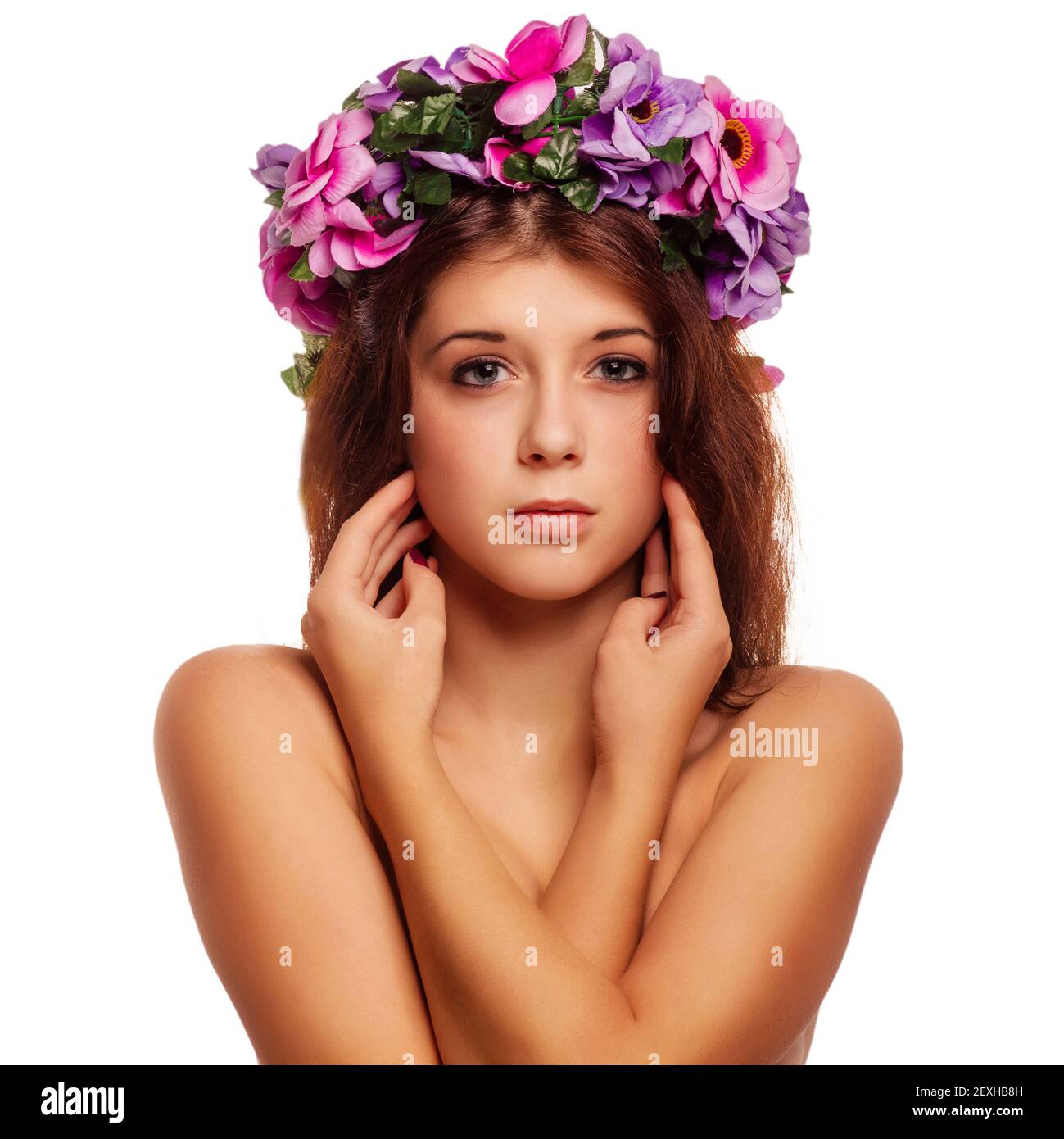 Belle femme modèle visage beauté gros plan tête, couronne fleurs Banque D'Images