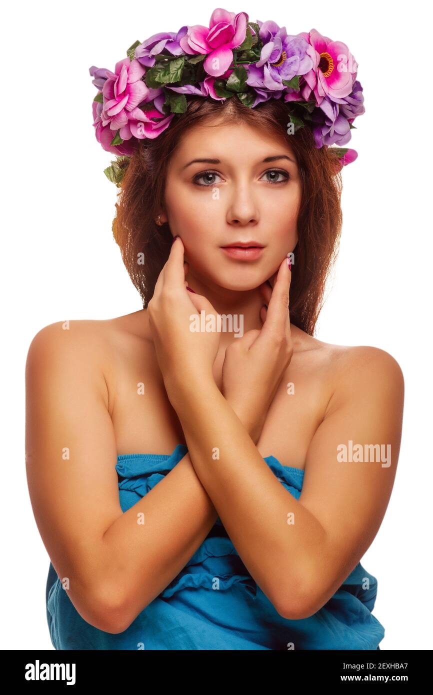 Belle femme modèle visage beauté gros plan tête, couronne fleurs Banque D'Images