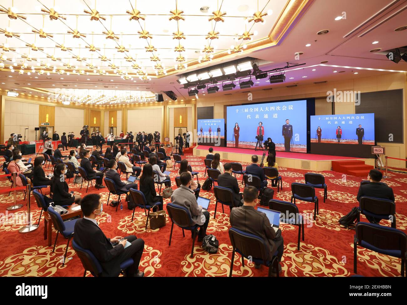 Pékin, Chine. 5 mars 2021. Les journalistes sont vus lors d'une interview par liaison vidéo à l'hôtel Media Center de Beijing, capitale de la Chine, le 5 mars 2021. Les députés du 13ème Congrès national du peuple (CNP) ont posé des questions avant la séance d'ouverture de la quatrième session du 13ème Congrès national du peuple (CNP), vendredi. Crédit : CAO CAN/Xinhua/Alay Live News Banque D'Images