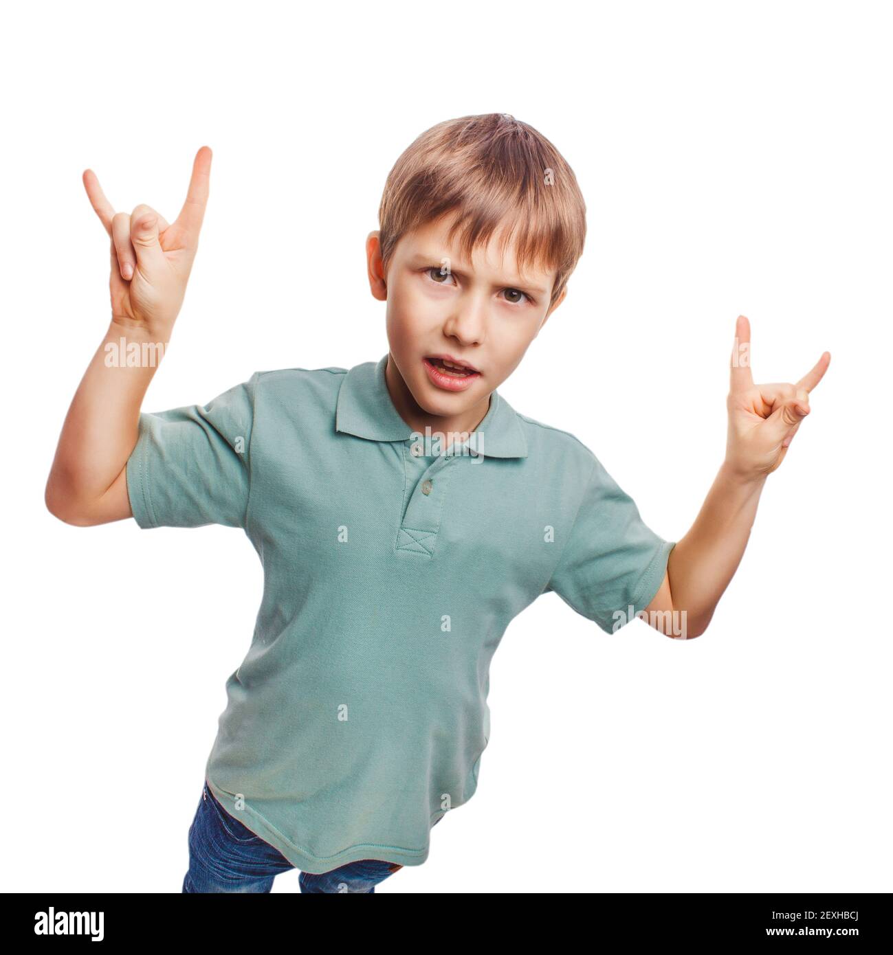 Garçon adolescent montre gestuelle mains métal diable isolé sur wh Banque D'Images