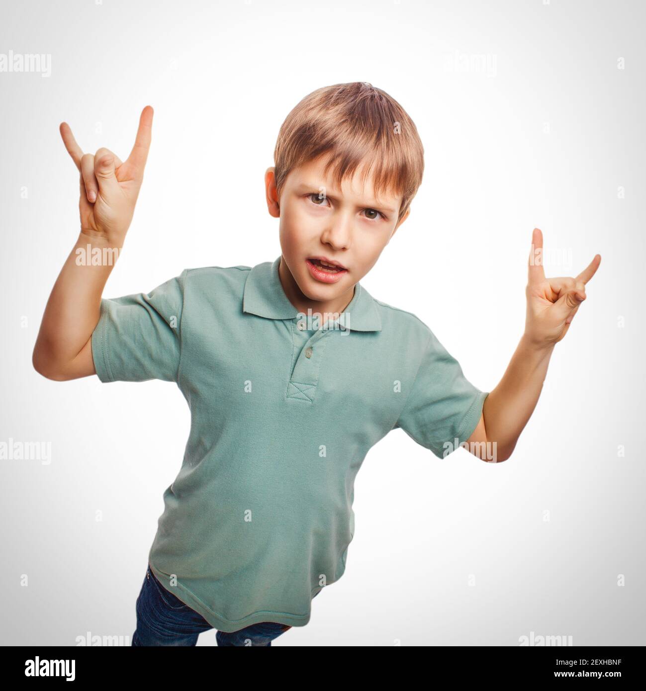 Garçon adolescent montre geste mains métal rock émotion diable Banque D'Images