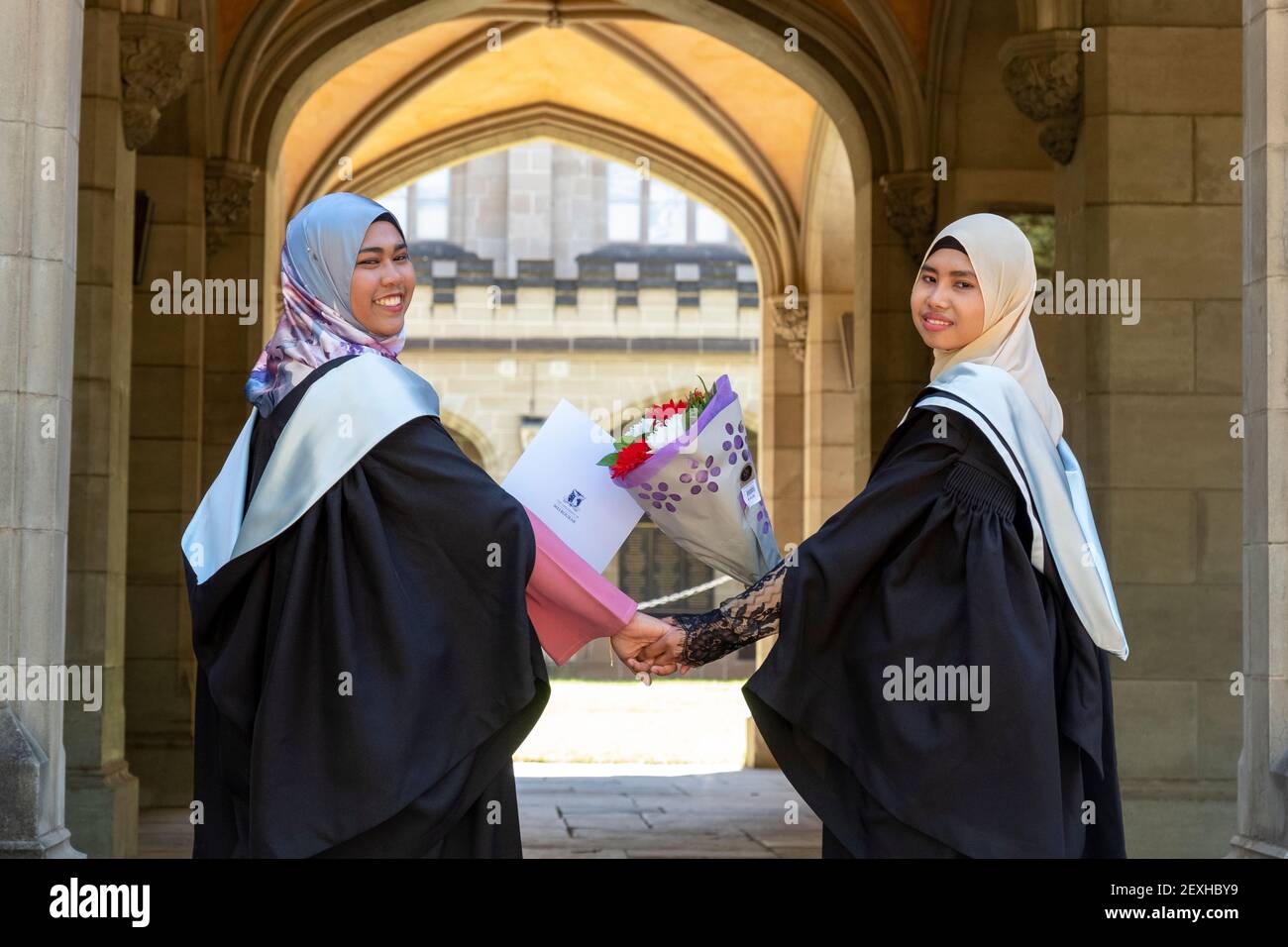 Des étudiants malaisiens portant des robes à leur diplôme de l'Université de Melbourne. Parkville, Victoria, Australie Banque D'Images