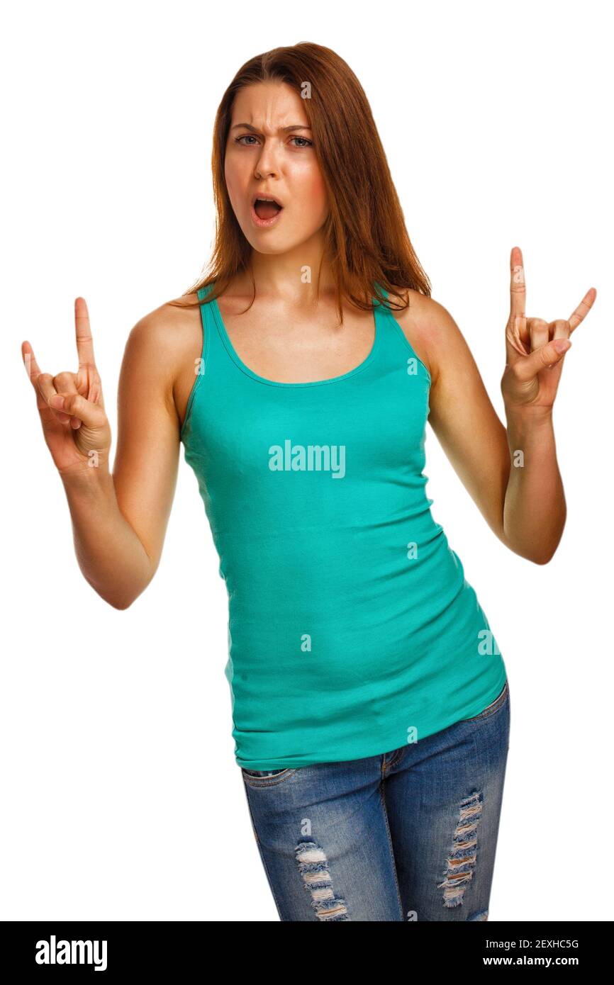 Femme montre signe diable rock métal fille dans jeans isolés studio Banque D'Images