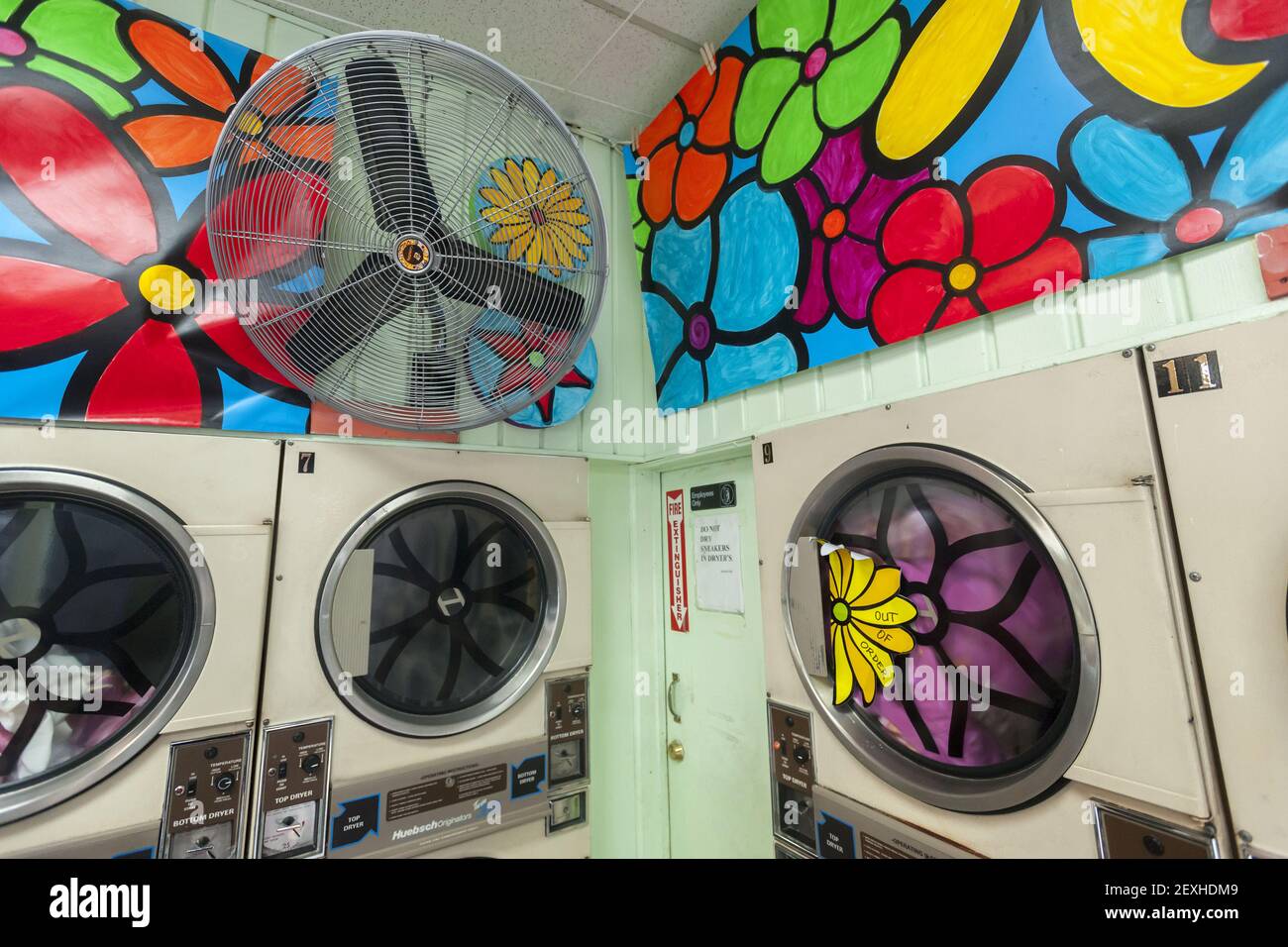 La laverie automatique Happy Family située dans le quartier Bronx de New  York le vendredi 16 mai 2014 est décorée pour un événement promotionnel sur  le détergent gain Procter & Gamble. Procter