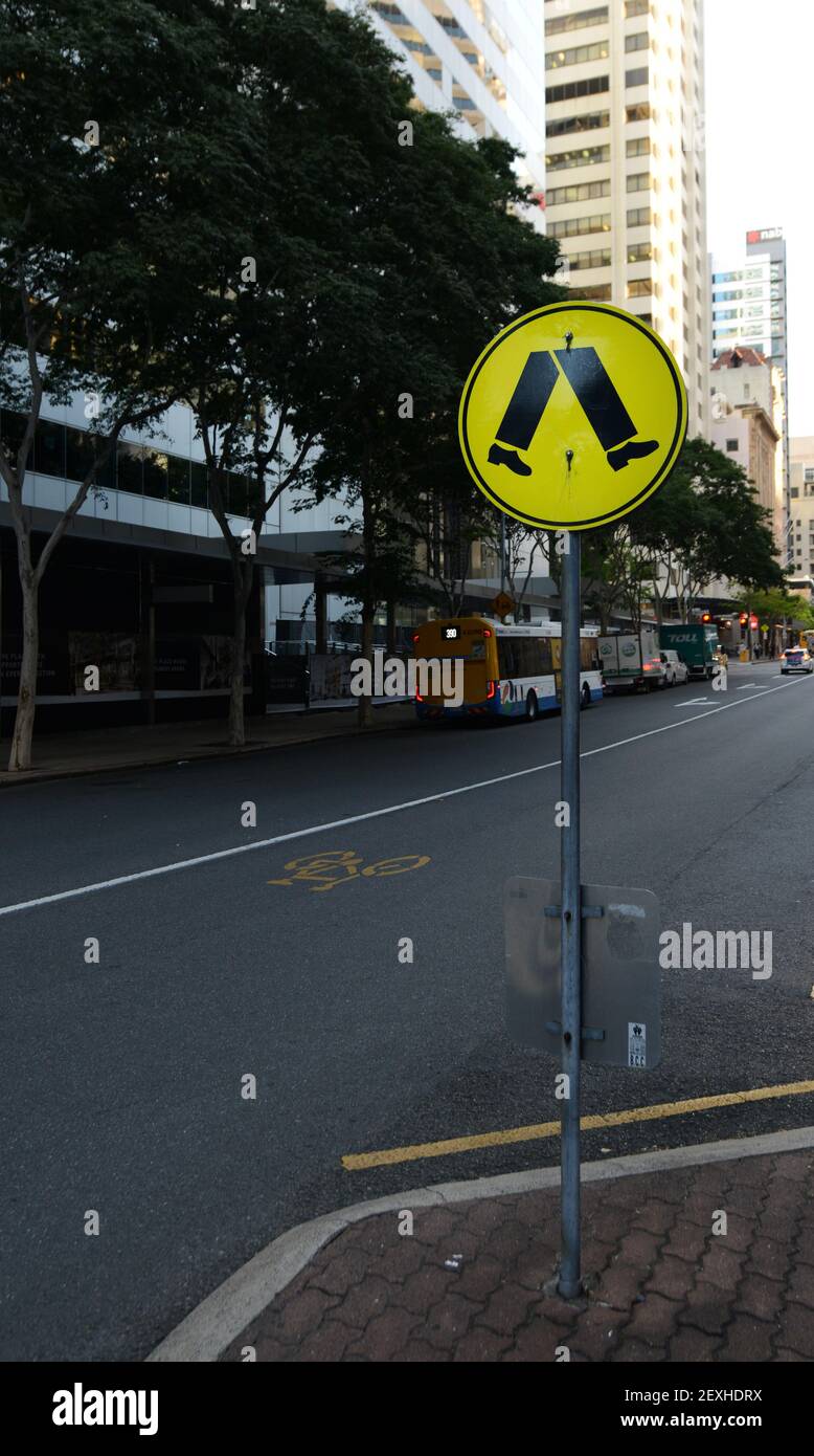 Piétons traversant le panneau dans le centre-ville de Brisbane. Banque D'Images