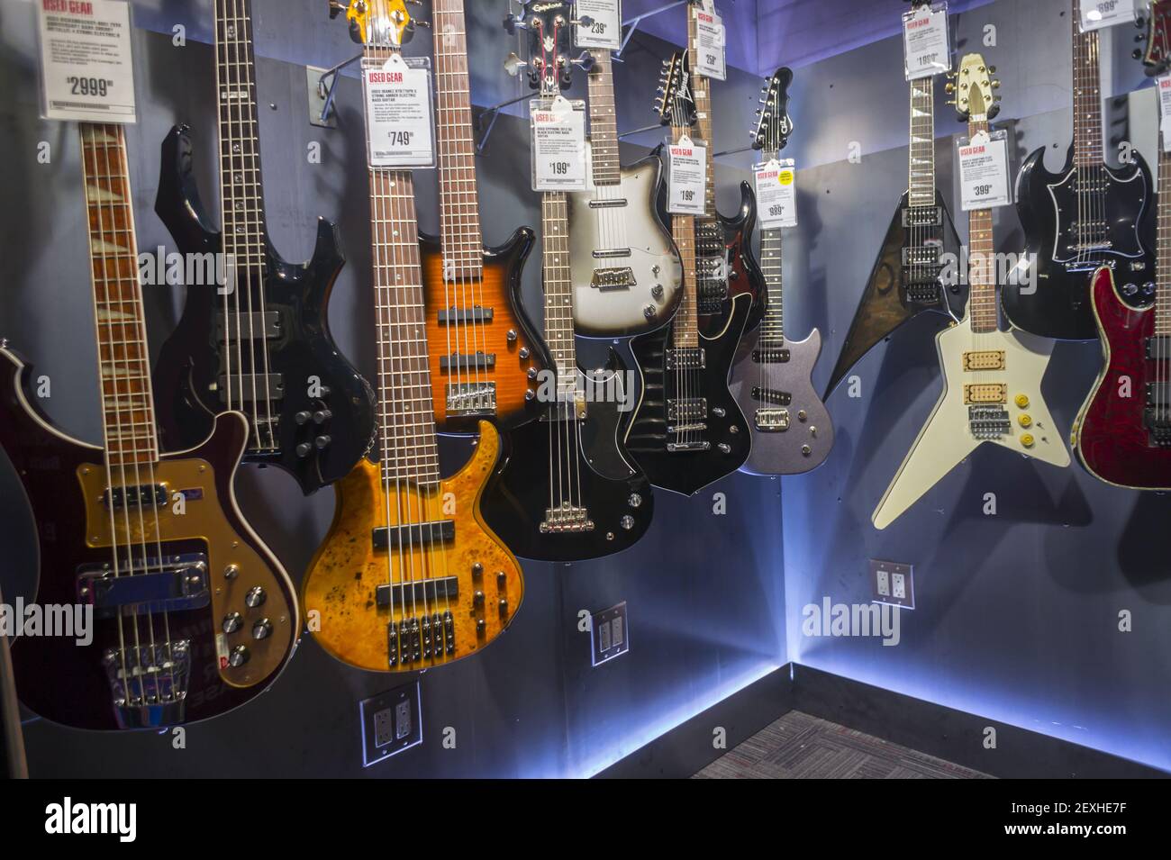 Guitares électriques d'époque au nouveau magasin Guitar Center de Times  Square à New York le vendredi 8 août 2014. Les ventes de guitares  électriques ont connu une baisse de 36% depuis 2005. (