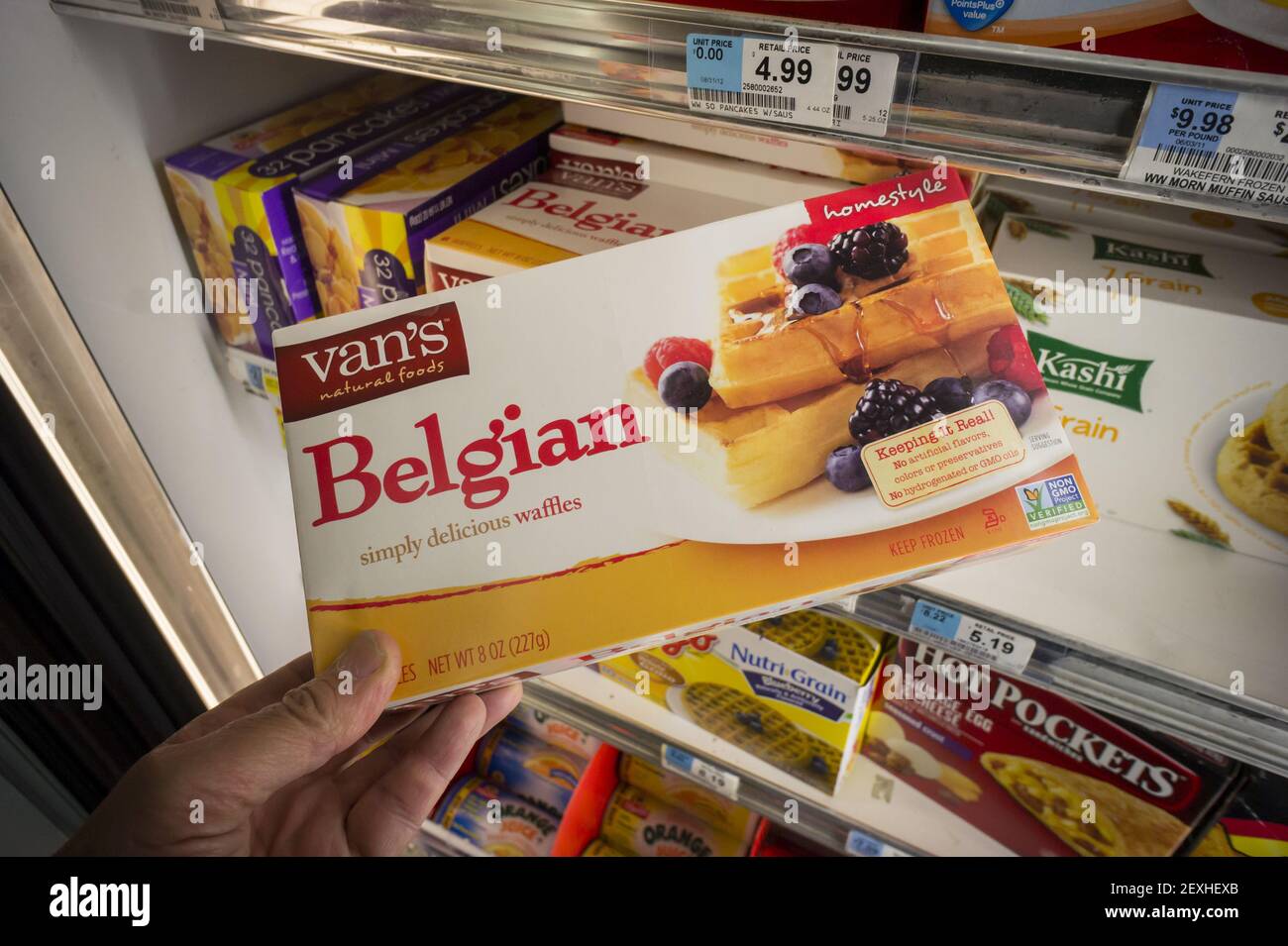 Un client choisit un paquet de gaufres belges surgelées Van's Natural Foods  dans un congélateur de supermarché à New York le mardi 22 avril 2014. Tyson  Foods Inc. A annoncé qu'elle avait
