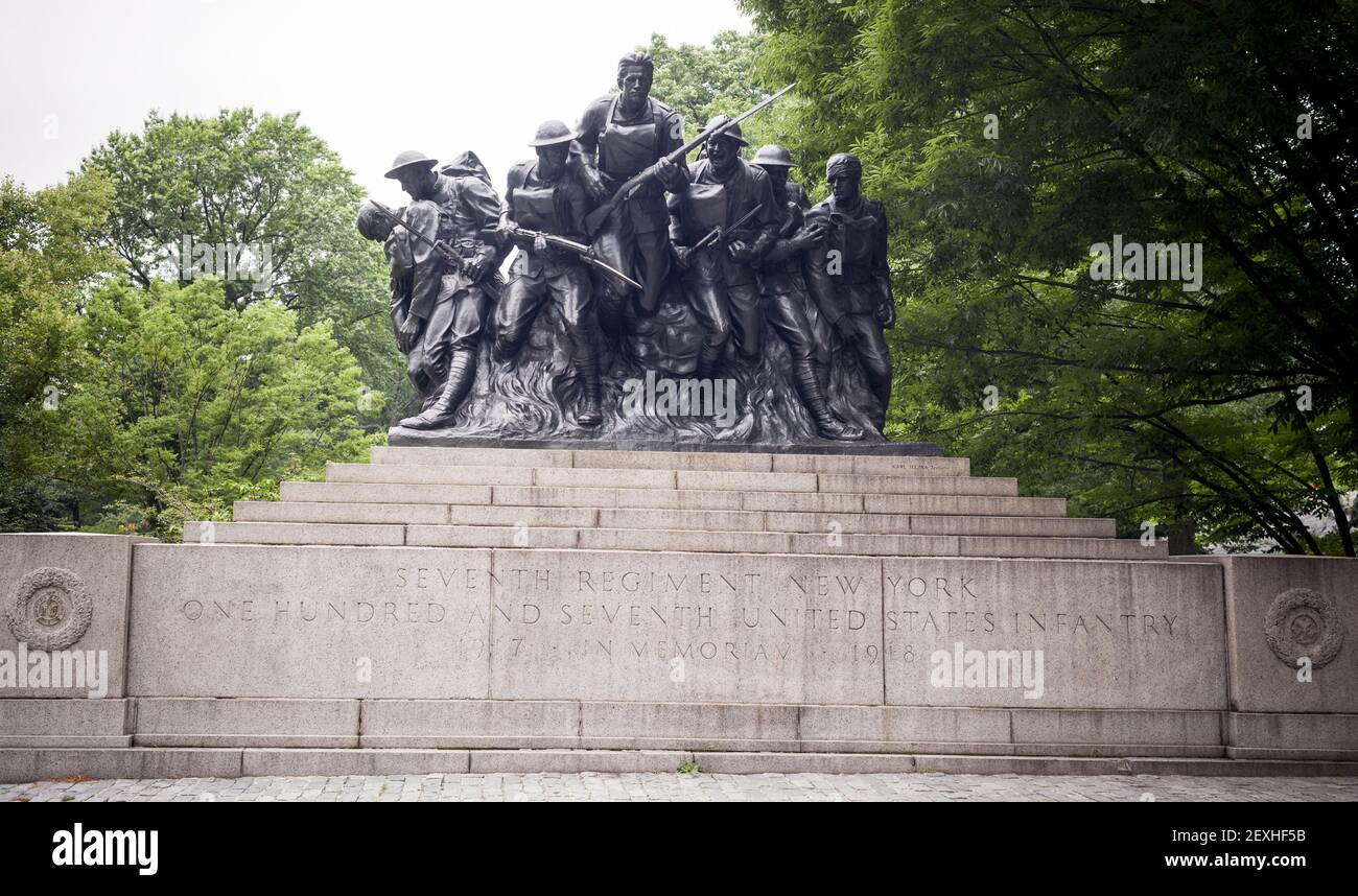 Le 107e Infantry Memorial sur la Cinquième Avenue et la 67e rue à New York le lundi 14 juillet 2014. L'armistice de la première Guerre mondiale a eu lieu le 11 novembre 1918, à la onzième heure du onzième jour du onzième mois. Le 11 novembre 2018 marque le centenaire de l'armistice. (Photo de Richard B. Levine) Banque D'Images