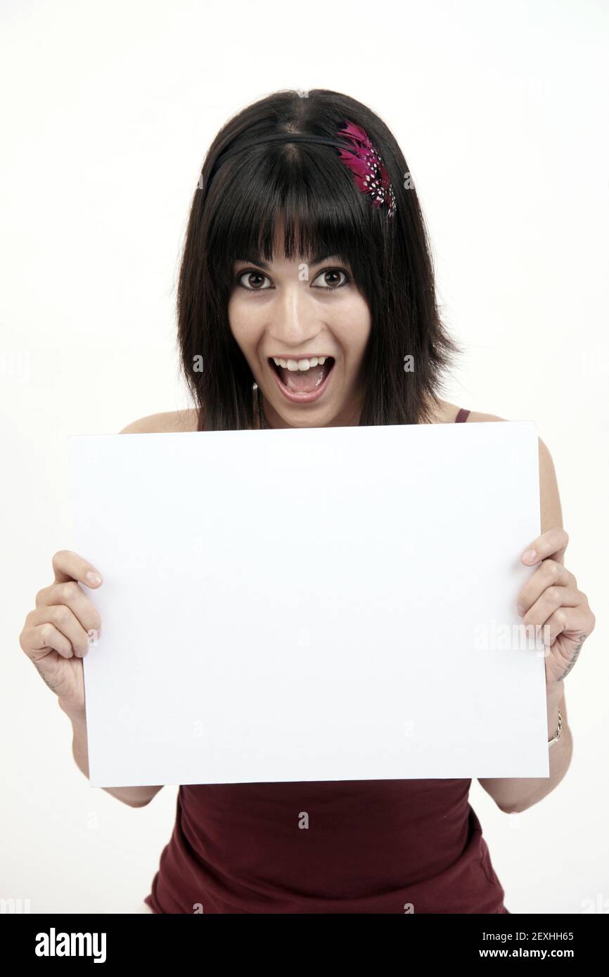 Femme tenant une publicité d'affaires espace blanc vide Banque D'Images