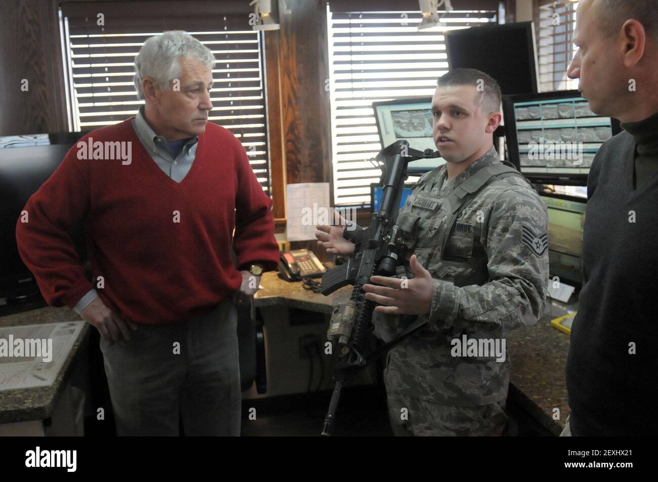 Le secrétaire à la Défense, Chuck Hagel, entend ce que le Sgt d’état-major aime faire. Peter Jacquert, du 790e Escadron des forces de sécurité des missiles, qui visite le Centre d'alerte aux missiles (CRG) E-01 et le Centre de contrôle des lancements (LCC) près de Cheyenne, Wy., le 9 janvier 2014. (Photo par Glenn Fawcett/DoD/Sipa USA) Banque D'Images